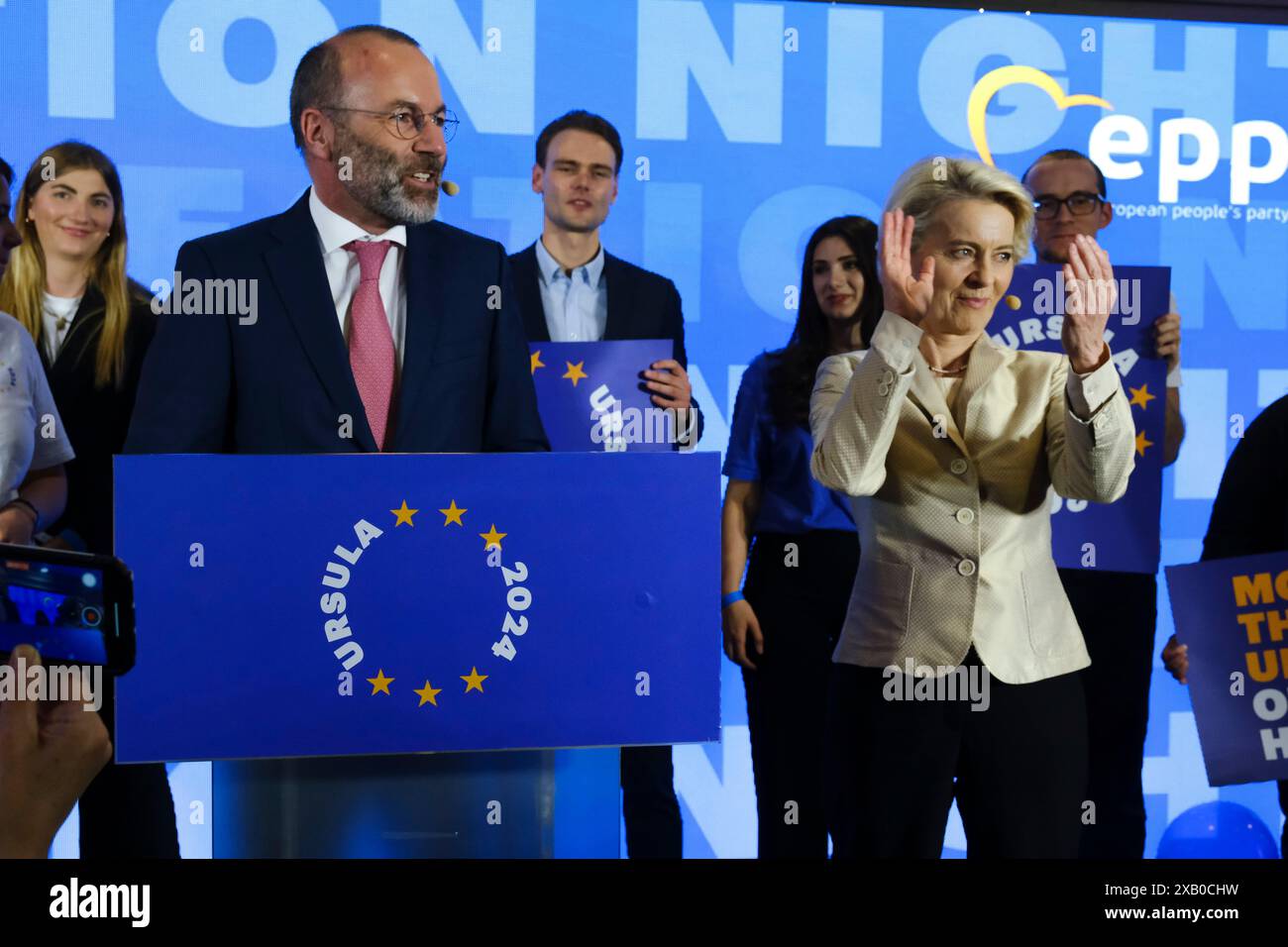 Bruxelles, Belgique. 09 juin 2024. Le président du PPE Manfred Weber et la présidente de la Commission européenne et candidate principale du PPE Ursula von der Leyen prononcent un discours lors d'une soirée d'élection du PPE après le vote pour l'élection du Parlement européen à Bruxelles, Belgique, le 9 juin 2024. Crédit : ALEXANDROS MICHAILIDIS/Alamy Live News Banque D'Images