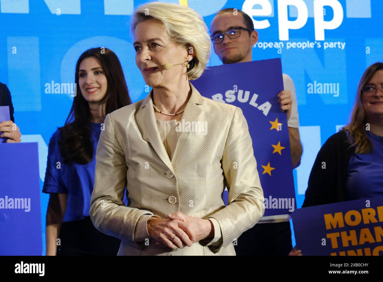 Bruxelles, Belgique. 09 juin 2024. Le président du PPE Manfred Weber et la présidente de la Commission européenne et candidate principale du PPE Ursula von der Leyen prononcent un discours lors d'une soirée d'élection du PPE après le vote pour l'élection du Parlement européen à Bruxelles, Belgique, le 9 juin 2024. Crédit : ALEXANDROS MICHAILIDIS/Alamy Live News Banque D'Images