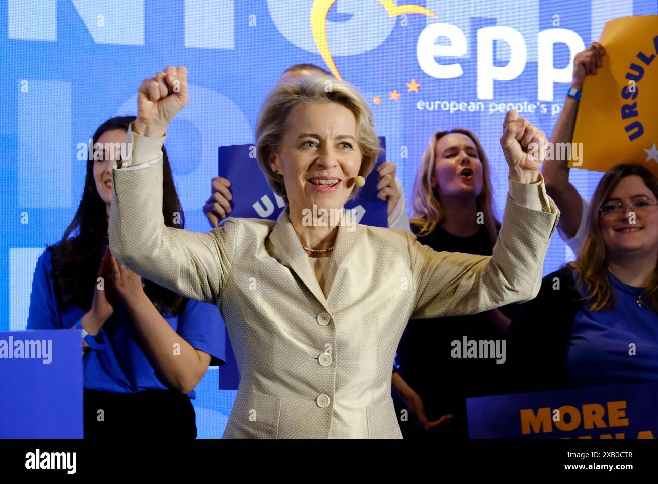 Bruxelles, Belgique. 09 juin 2024. Le président du PPE Manfred Weber et la présidente de la Commission européenne et candidate principale du PPE Ursula von der Leyen prononcent un discours lors d'une soirée d'élection du PPE après le vote pour l'élection du Parlement européen à Bruxelles, Belgique, le 9 juin 2024. Crédit : ALEXANDROS MICHAILIDIS/Alamy Live News Banque D'Images