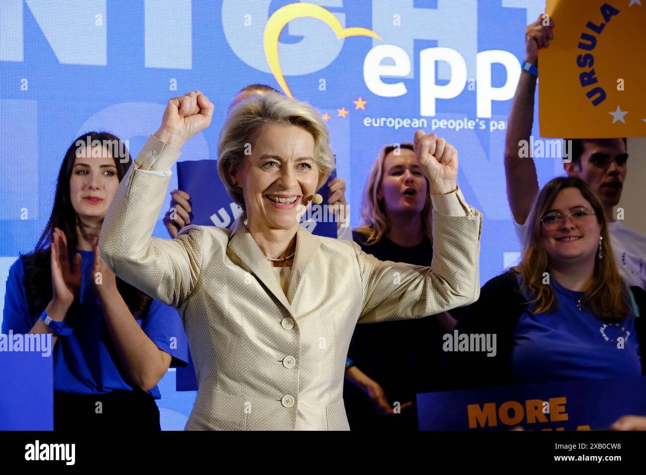 Bruxelles, Belgique. 09 juin 2024. Le président du PPE Manfred Weber et la présidente de la Commission européenne et candidate principale du PPE Ursula von der Leyen prononcent un discours lors d'une soirée d'élection du PPE après le vote pour l'élection du Parlement européen à Bruxelles, Belgique, le 9 juin 2024. Crédit : ALEXANDROS MICHAILIDIS/Alamy Live News Banque D'Images