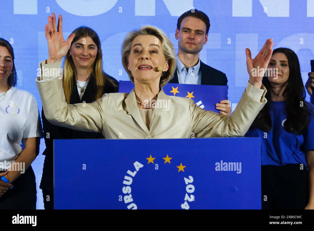 Bruxelles, Belgique. 09 juin 2024. Le président du PPE Manfred Weber et la présidente de la Commission européenne et candidate principale du PPE Ursula von der Leyen prononcent un discours lors d'une soirée d'élection du PPE après le vote pour l'élection du Parlement européen à Bruxelles, Belgique, le 9 juin 2024. Crédit : ALEXANDROS MICHAILIDIS/Alamy Live News Banque D'Images