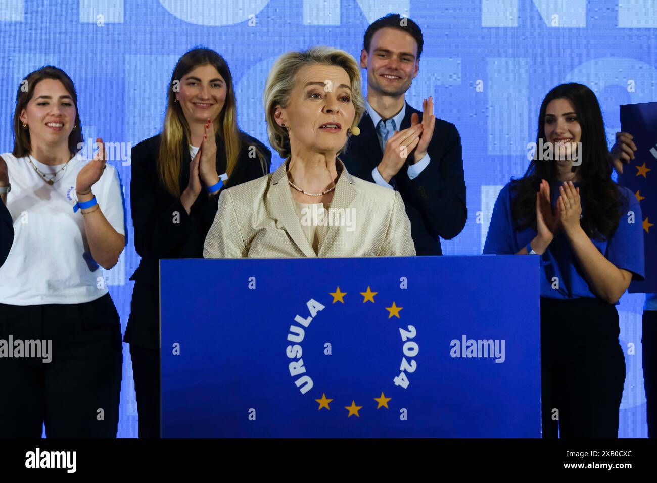 Bruxelles, Belgique. 09 juin 2024. Le président du PPE Manfred Weber et la présidente de la Commission européenne et candidate principale du PPE Ursula von der Leyen prononcent un discours lors d'une soirée d'élection du PPE après le vote pour l'élection du Parlement européen à Bruxelles, Belgique, le 9 juin 2024. Crédit : ALEXANDROS MICHAILIDIS/Alamy Live News Banque D'Images