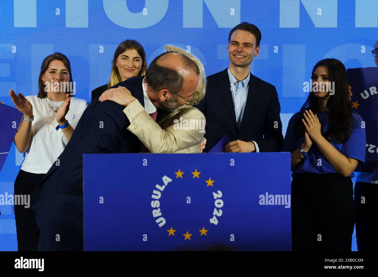 Bruxelles, Belgique. 09 juin 2024. Le président du PPE Manfred Weber et la présidente de la Commission européenne et candidate principale du PPE Ursula von der Leyen prononcent un discours lors d'une soirée d'élection du PPE après le vote pour l'élection du Parlement européen à Bruxelles, Belgique, le 9 juin 2024. Crédit : ALEXANDROS MICHAILIDIS/Alamy Live News Banque D'Images