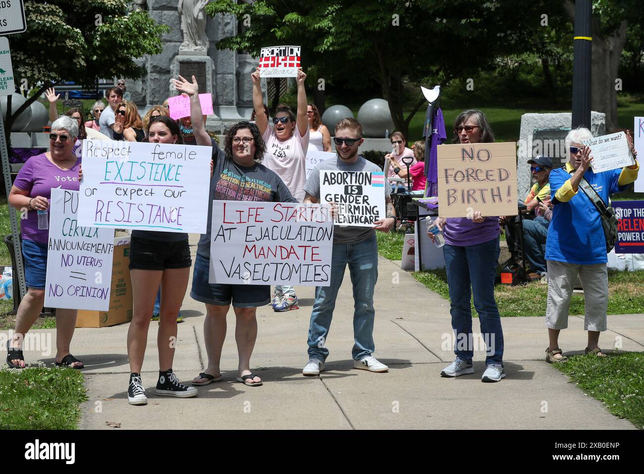 Danville, États-Unis. 09 juin 2024. Des manifestants tiennent des pancartes lors d'un rassemblement sur les droits à l'avortement dans Memorial Park à Danville, en Pennsylvanie, le dimanche 9 juin 2024. (Photo de Paul Weaver/Sipa USA) crédit : Sipa USA/Alamy Live News Banque D'Images