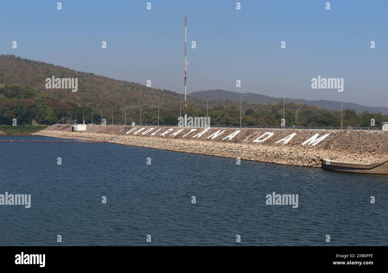 Vue du barrage d'Ubonrat pendant la journée avec la lumière du soleil et le temps clair, grand barrage à Isaan Thaïlande est situé dans la province de Khon Kaen. Banque D'Images