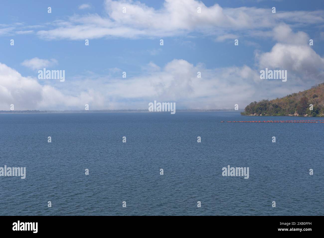 Vue du barrage d'Ubonrat pendant la journée avec la lumière du soleil et le temps clair, grand barrage à Isaan Thaïlande est situé dans la province de Khon Kaen. Banque D'Images