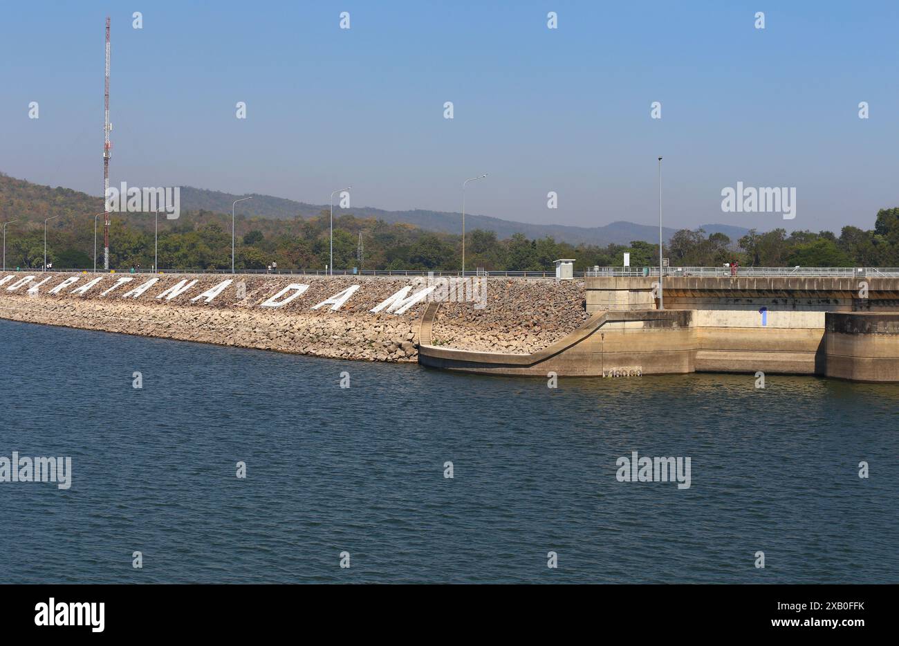 Vue du barrage d'Ubonrat pendant la journée avec la lumière du soleil et le temps clair, grand barrage à Isaan Thaïlande est situé dans la province de Khon Kaen. Banque D'Images