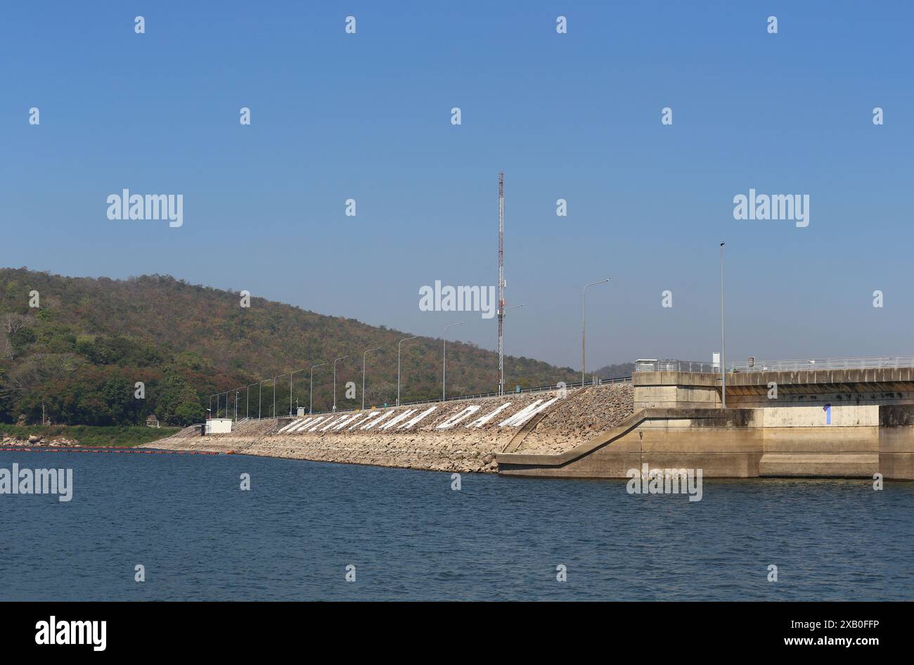 Vue du barrage d'Ubonrat pendant la journée avec la lumière du soleil et le temps clair, grand barrage à Isaan Thaïlande est situé dans la province de Khon Kaen. Banque D'Images