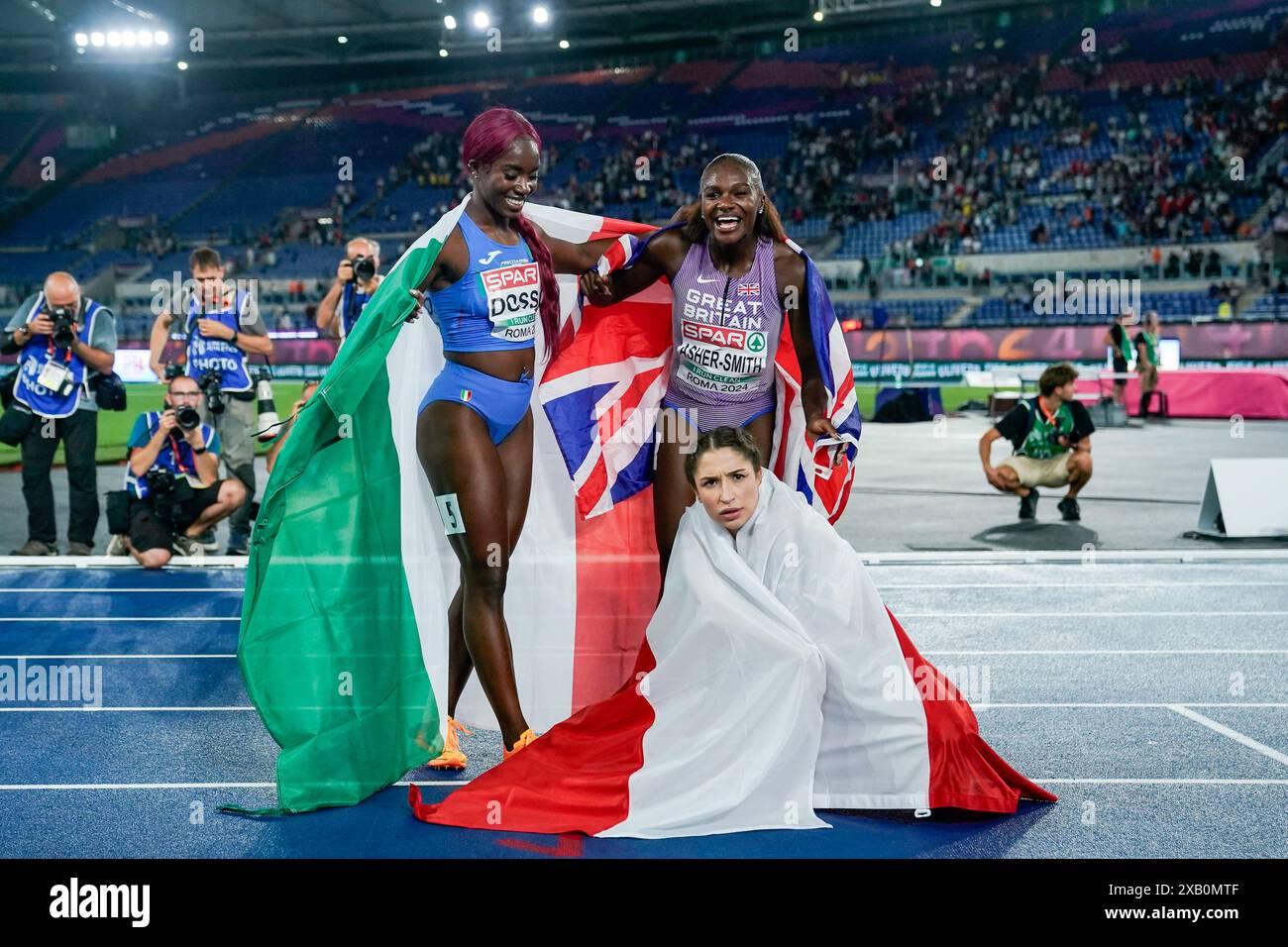 Rome, Italie. 09 juin 2024. Rome, Italie, 9 juin 2024 : médaillé de bronze Zaynab Dosso (Italie), médaillé d'or Dina Asher-Smith (Grande-Bretagne) et médaillé d'argent Ewa Swoboda (Pologne) posant pour une photo après la célébration de la finale du 100 mètres lors des Championnats d'Europe d'athlétisme 2024 au Stadio Olimpico à Rome, Italie. (Daniela Porcelli/SPP) crédit : SPP Sport Press photo. /Alamy Live News Banque D'Images