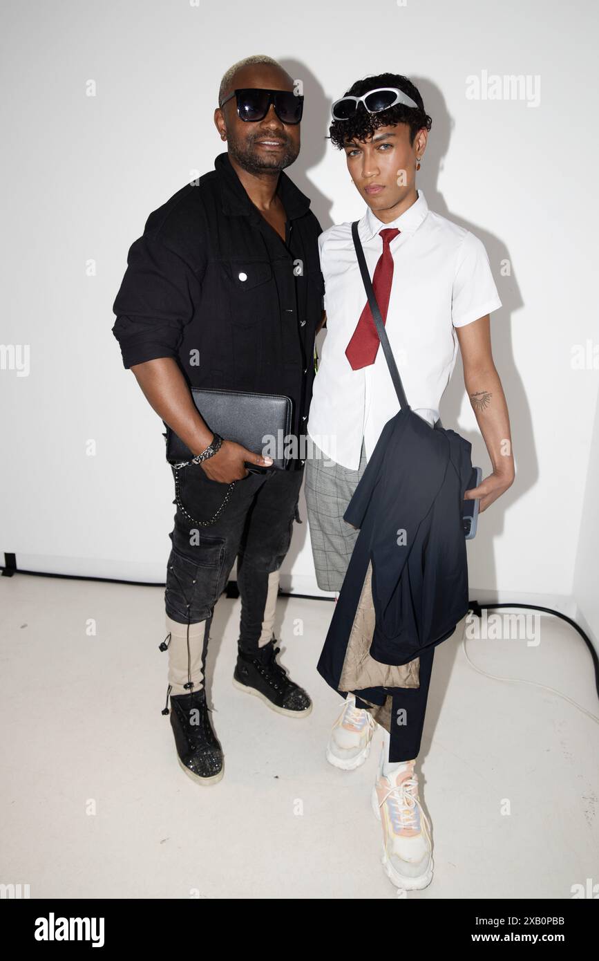 Paris, France. 9 juin 2024. L'auteur-compositeur Jordan Olympus et Papa London assistent au défilé de la créatrice Soraya de Vittoria à la galerie Art & Design le 9 juin 2024 à Paris. Crédit : Bernard Menigault/Alamy Live News Banque D'Images