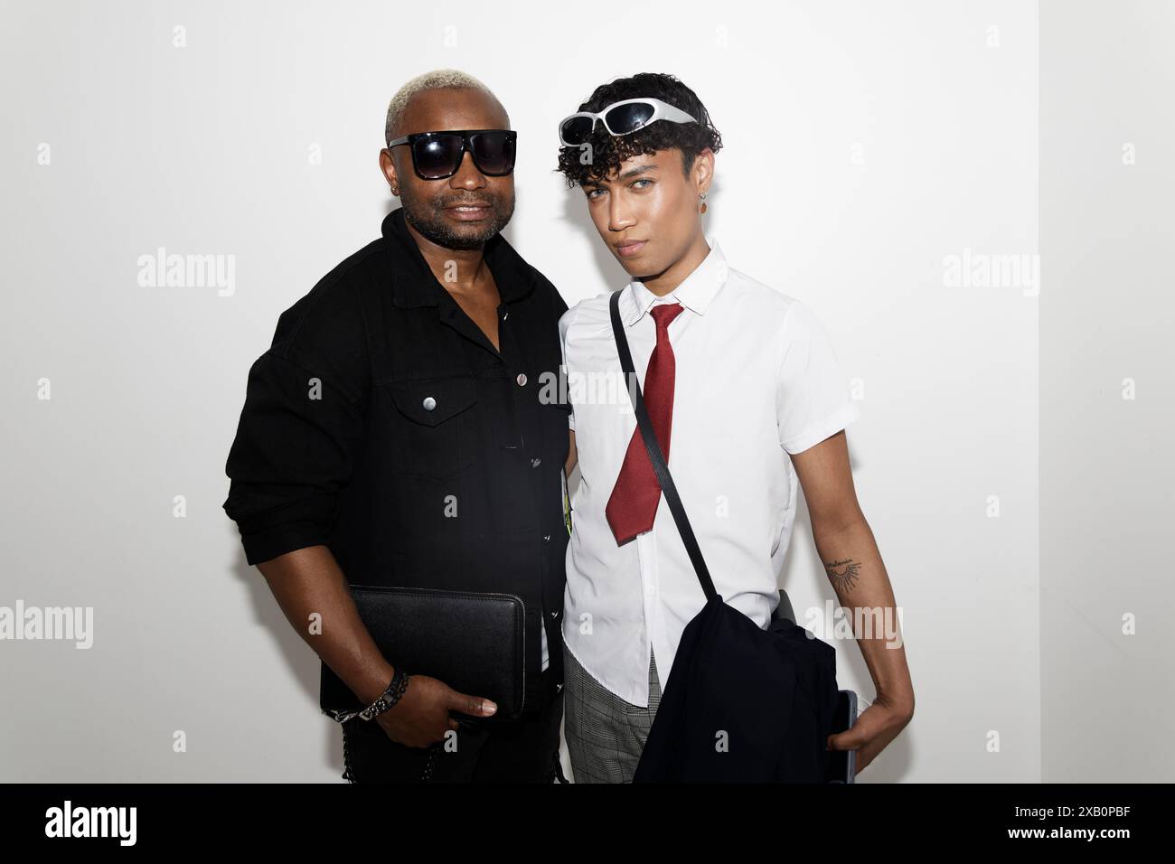 Paris, France. 9 juin 2024. L'auteur-compositeur Jordan Olympus et Papa London assistent au défilé de la créatrice Soraya de Vittoria à la galerie Art & Design le 9 juin 2024 à Paris. Crédit : Bernard Menigault/Alamy Live News Banque D'Images