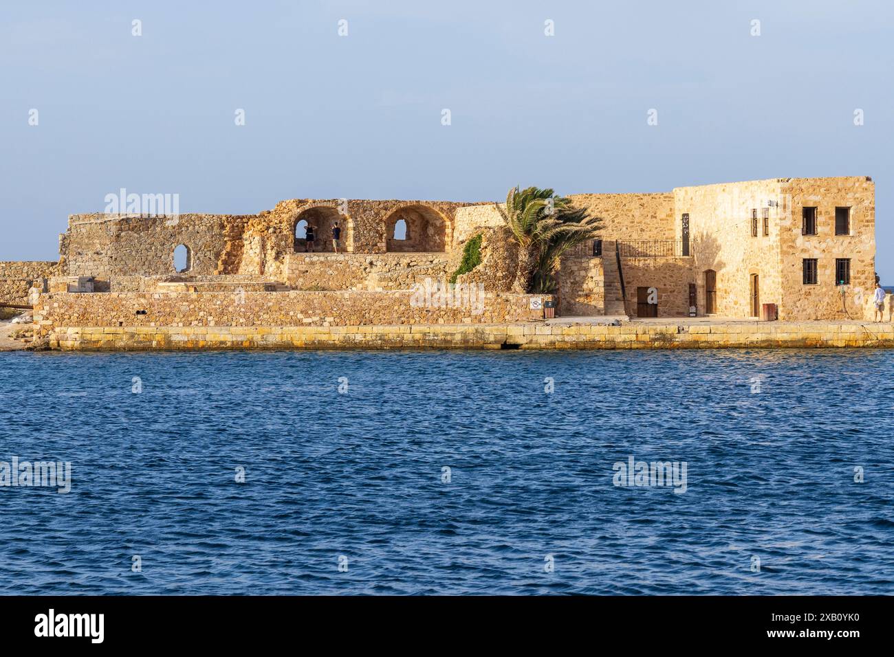 Europe, Grèce, Crète, port de la Canée, vieille ville. Vue sur le bastion vénitien San Nicolo le long du mur du port. Banque D'Images