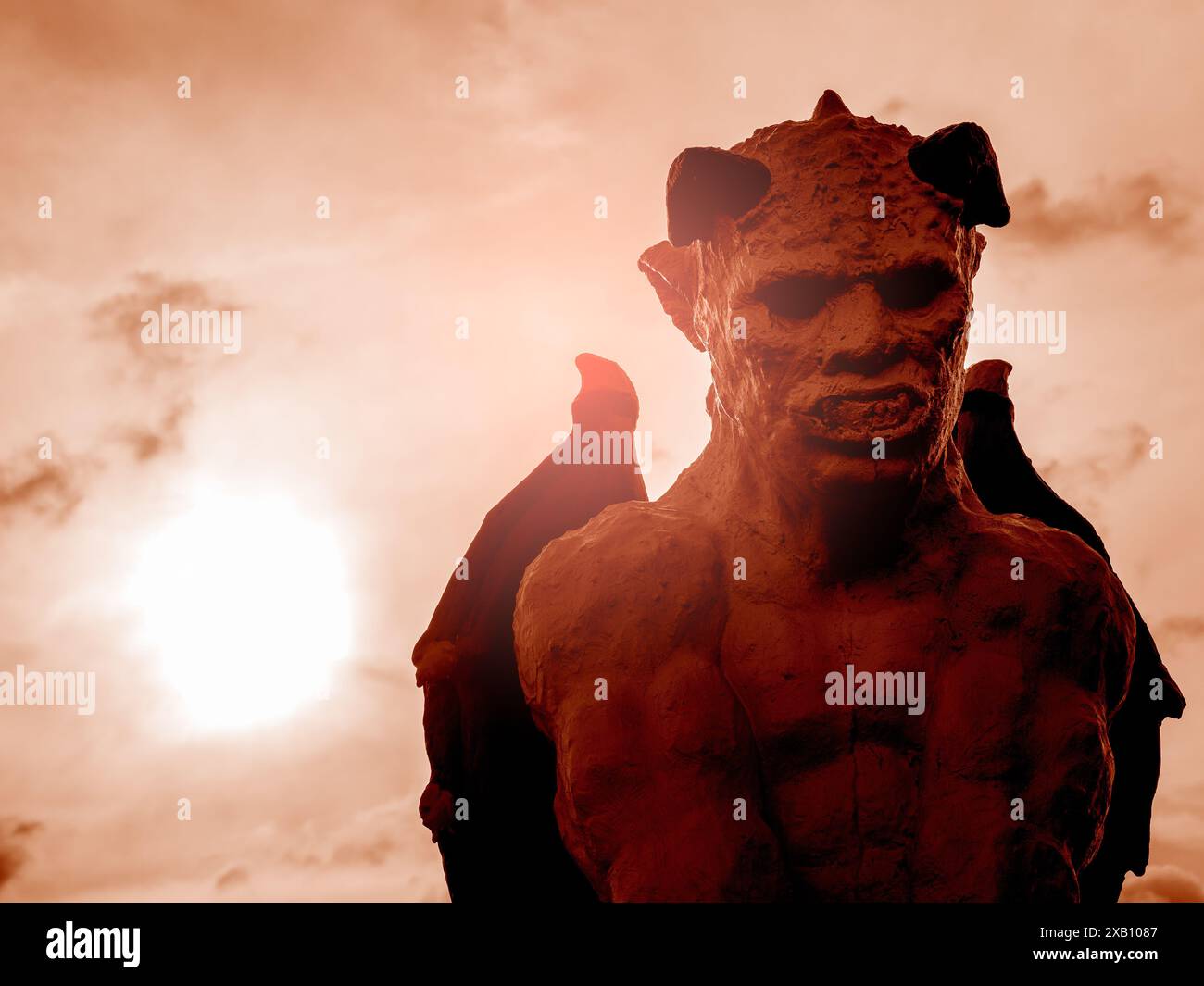 Ange de la figure de la mort, visage effrayant et sérieux de la statue du diable avec corne et ailes, fond de ciel rouge avec espace de copie. Gargouilles décoration statue pour Banque D'Images