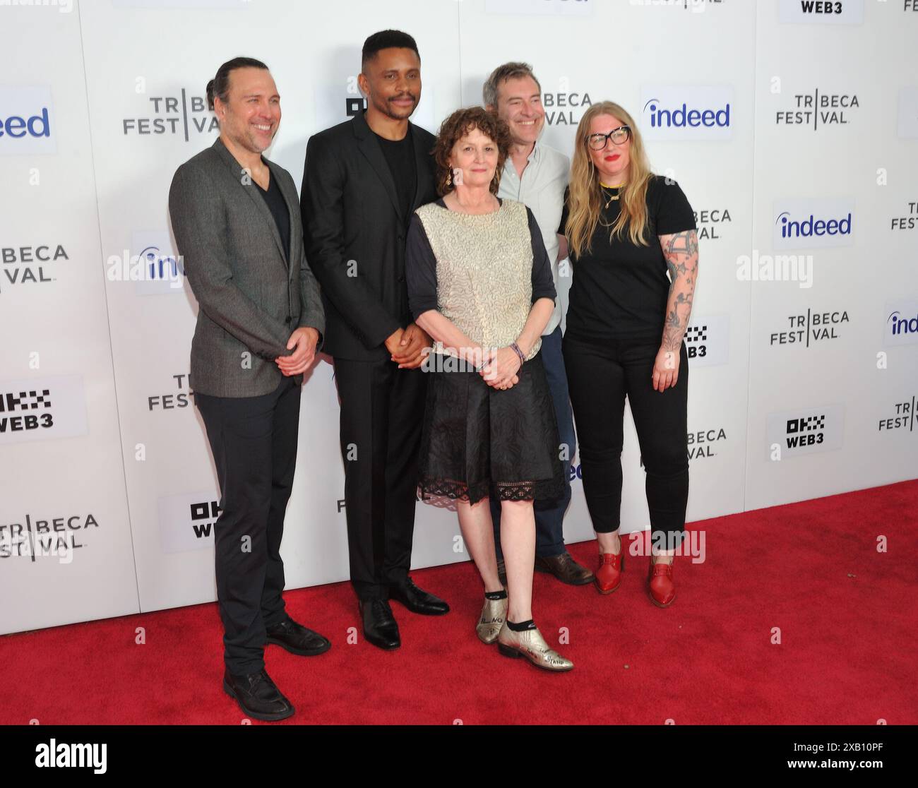 New York, États-Unis. 09 juin 2024. De gauche à droite : Jonathan T. Baker, Mnamdi Asomugha, Melissa Leo, Mark Duplass et Mel Eslyn assistent à la première mondiale de The Knife au SVA Theater au Tribeca Festival à New York, NY, le 9 juin 2024. (Photo de Stephen Smith/Sipa USA) crédit : Sipa USA/Alamy Live News Banque D'Images