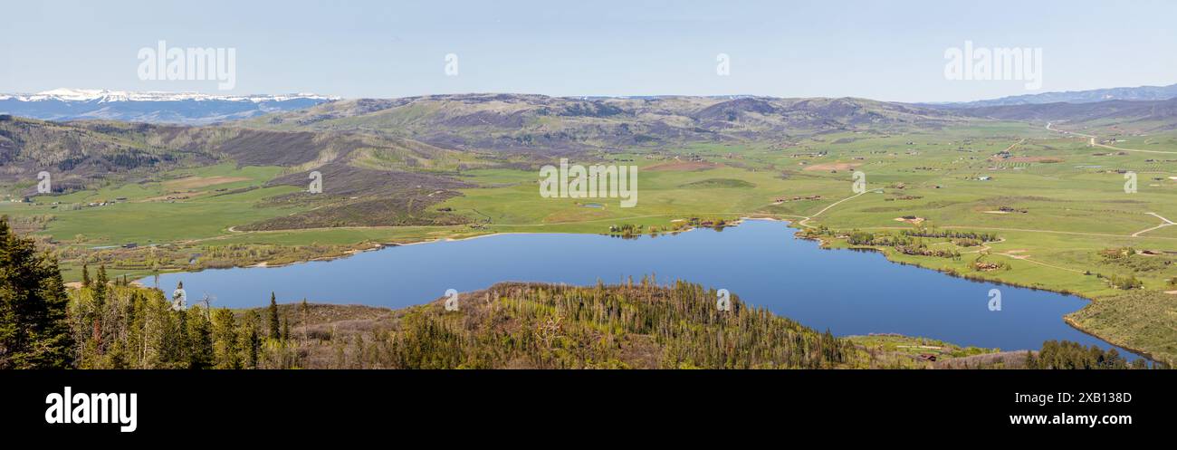 Vue sur la rivière Illinois sur State HW 14 dans le Colorado Banque D'Images