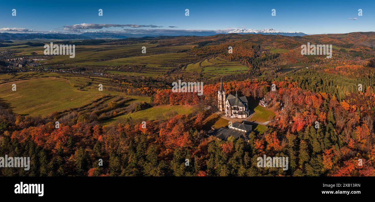 Levoca, Slovaquie - vue panoramique aérienne de la Basilique de la Visitation de la Bienheureuse Vierge Marie par une journée d'automne ensoleillée avec un feuillage d'automne coloré. Banque D'Images