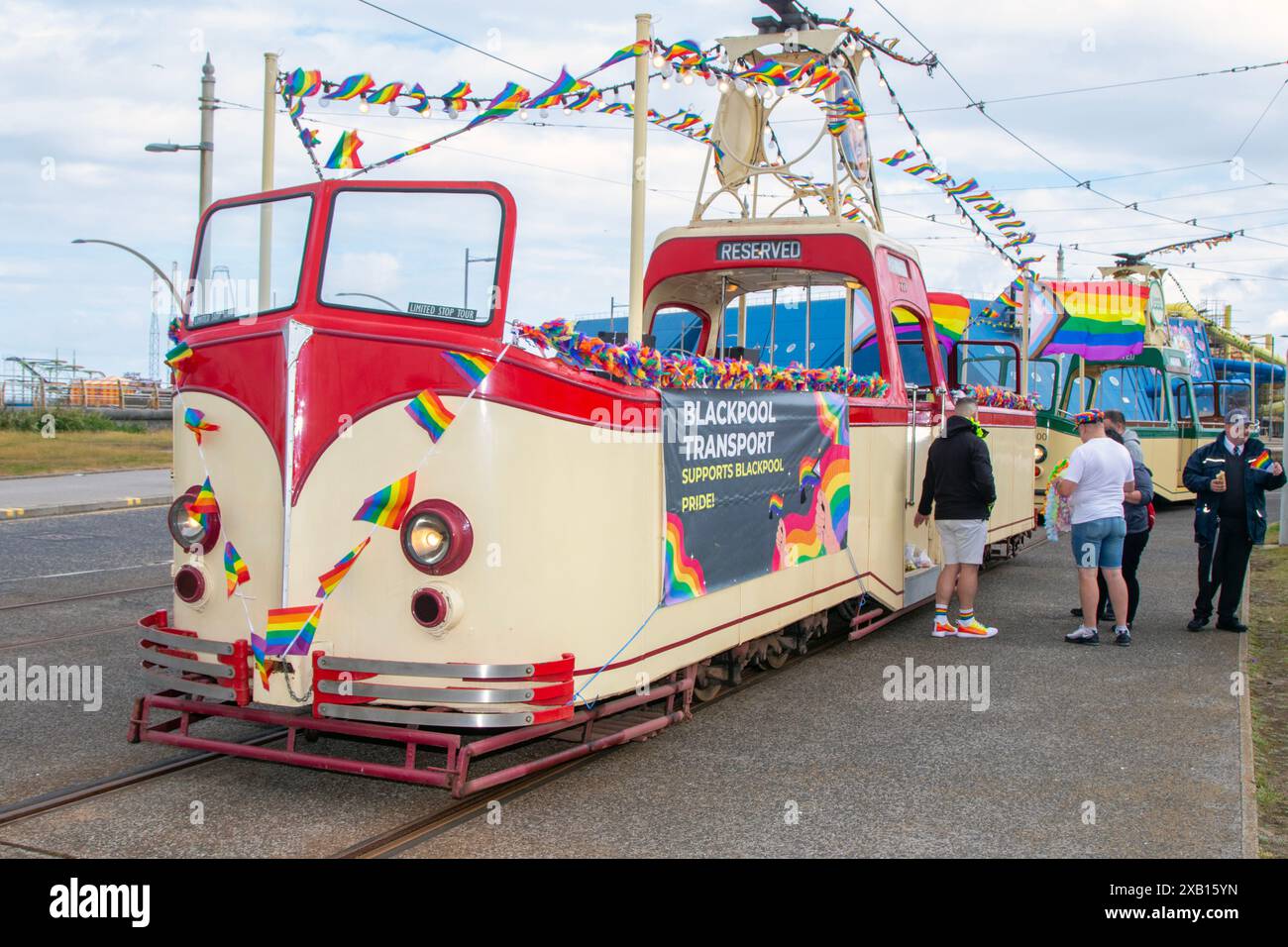 Années 1934 30 trente Charlie Cairoli Red & Cream Blackpool Boat 227 ; tramway ou tramway vintage, en utilisant les vieilles livrées rouge et blanc crème prenant part à Blackpool Pride 2024, Royaume-Uni Banque D'Images