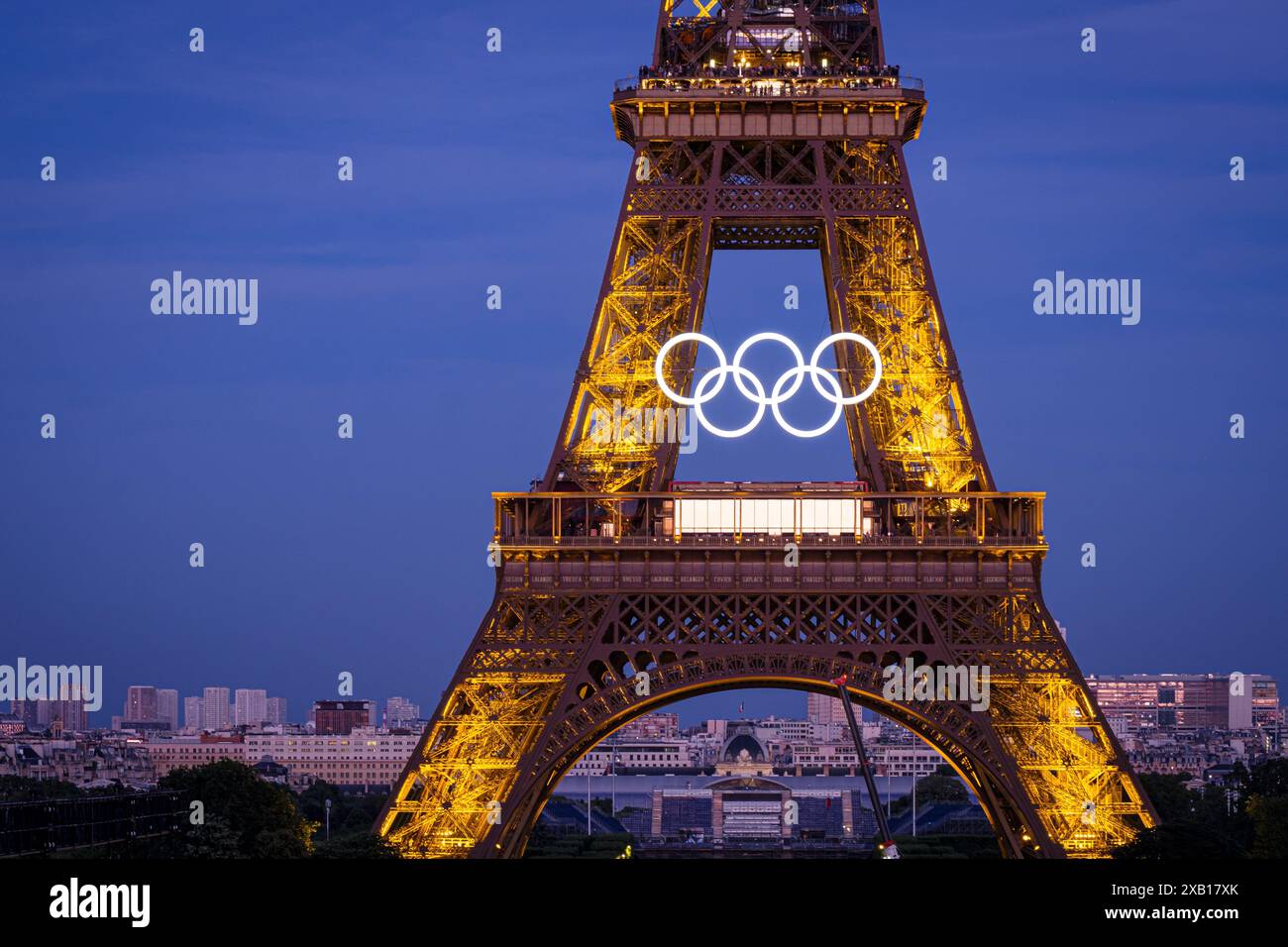 FRANCE. PARIS (75) 7ÈME ARRONDISSEMENT. POUR LES JEUX OLYMPIQUES ET PARALYMPIQUES DE PARIS 2024, LA TOUR EIFFEL A ÉTÉ CHOISIE POUR PORTER LES ANNEAUX OLYMPIQUES. ACTIVÉ Banque D'Images