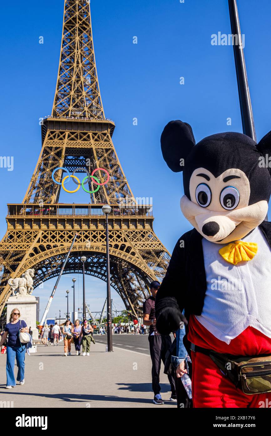 FRANCE. PARIS (75) 7ÈME ARRONDISSEMENT. POUR LES JEUX OLYMPIQUES ET PARALYMPIQUES DE PARIS 2024, LA TOUR EIFFEL A ÉTÉ CHOISIE POUR PORTER LES ANNEAUX OLYMPIQUES. ACTIVÉ Banque D'Images