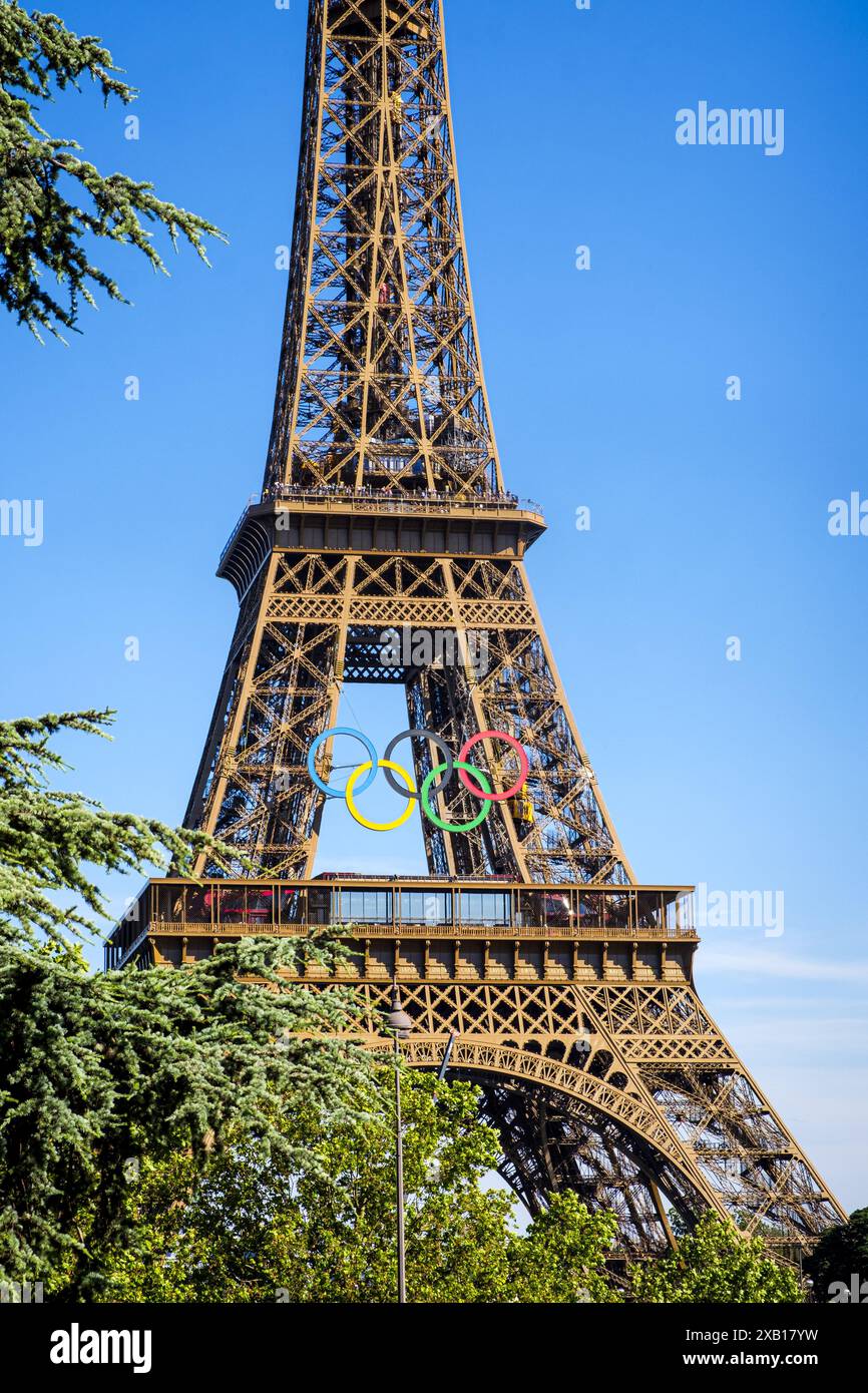 FRANCE. PARIS (75) 7ÈME ARRONDISSEMENT. POUR LES JEUX OLYMPIQUES ET PARALYMPIQUES DE PARIS 2024, LA TOUR EIFFEL A ÉTÉ CHOISIE POUR PORTER LES ANNEAUX OLYMPIQUES. ACTIVÉ Banque D'Images