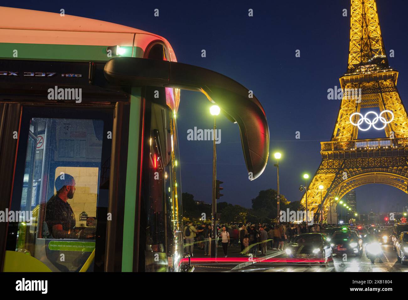 FRANCE. PARIS (75) 7ÈME ARRONDISSEMENT. POUR LES JEUX OLYMPIQUES ET PARALYMPIQUES DE PARIS 2024, LA TOUR EIFFEL A ÉTÉ CHOISIE POUR PORTER LES ANNEAUX OLYMPIQUES. ACTIVÉ Banque D'Images