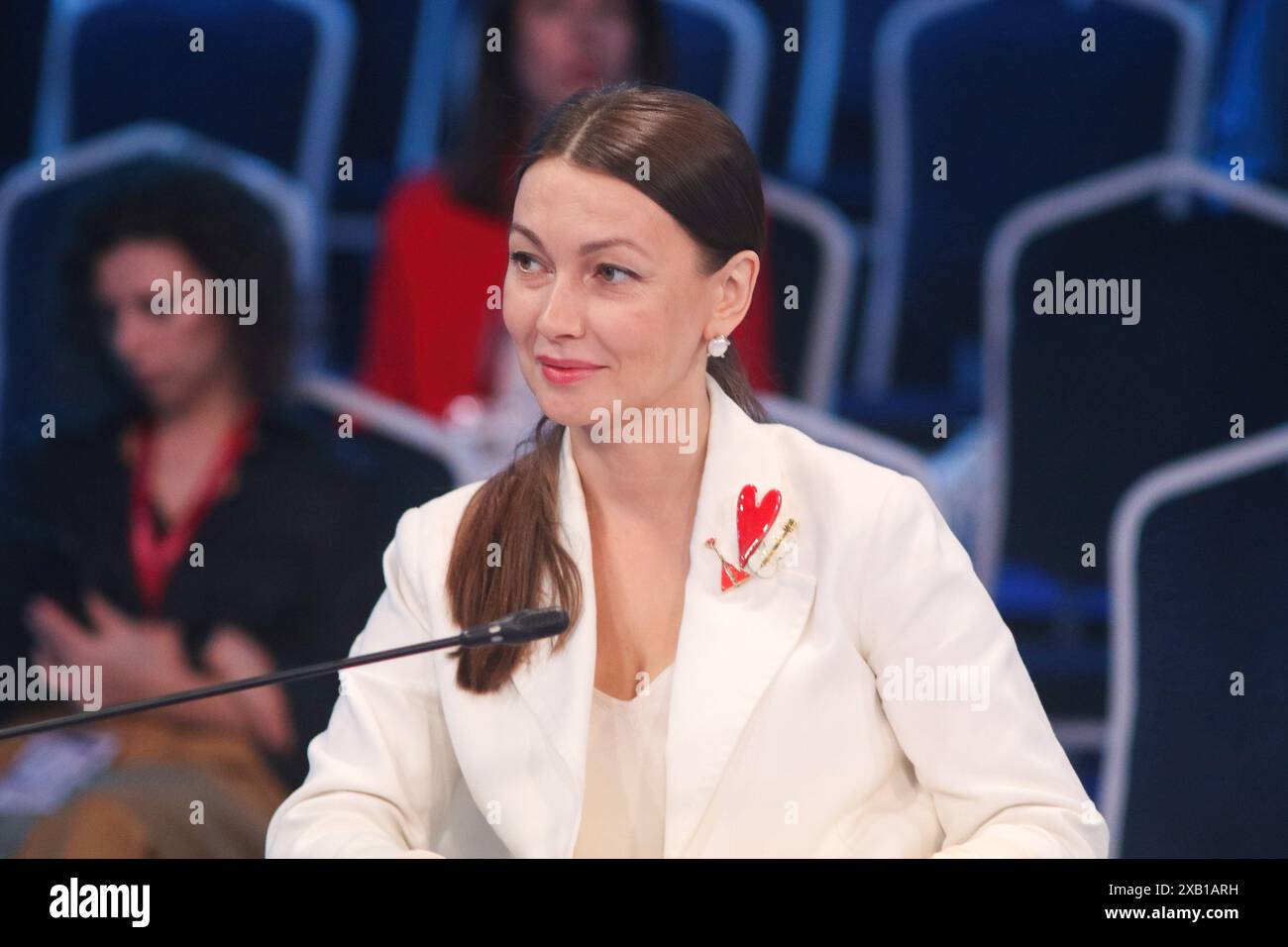 Saint-Pétersbourg, Russie. 07 juin 2024. Marina Abramova, présidente de Creative Economy, assiste à une session sur Global vs local : Comment promouvoir un produit créatif basé sur votre propre identité dans le cadre du Forum économique international de Petersburg 2024 (SPIEF 2024). (Photo de Maksim Konstantinov/SOPA images/SIPA USA) crédit : SIPA USA/Alamy Live News Banque D'Images