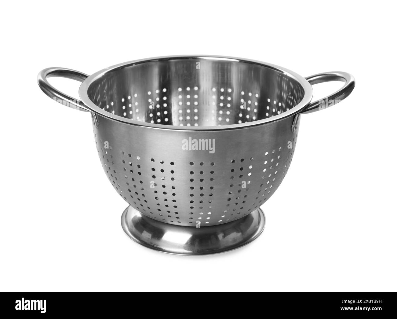 Une passoire métallique isolée sur blanc. Ustensile de cuisson Banque D'Images