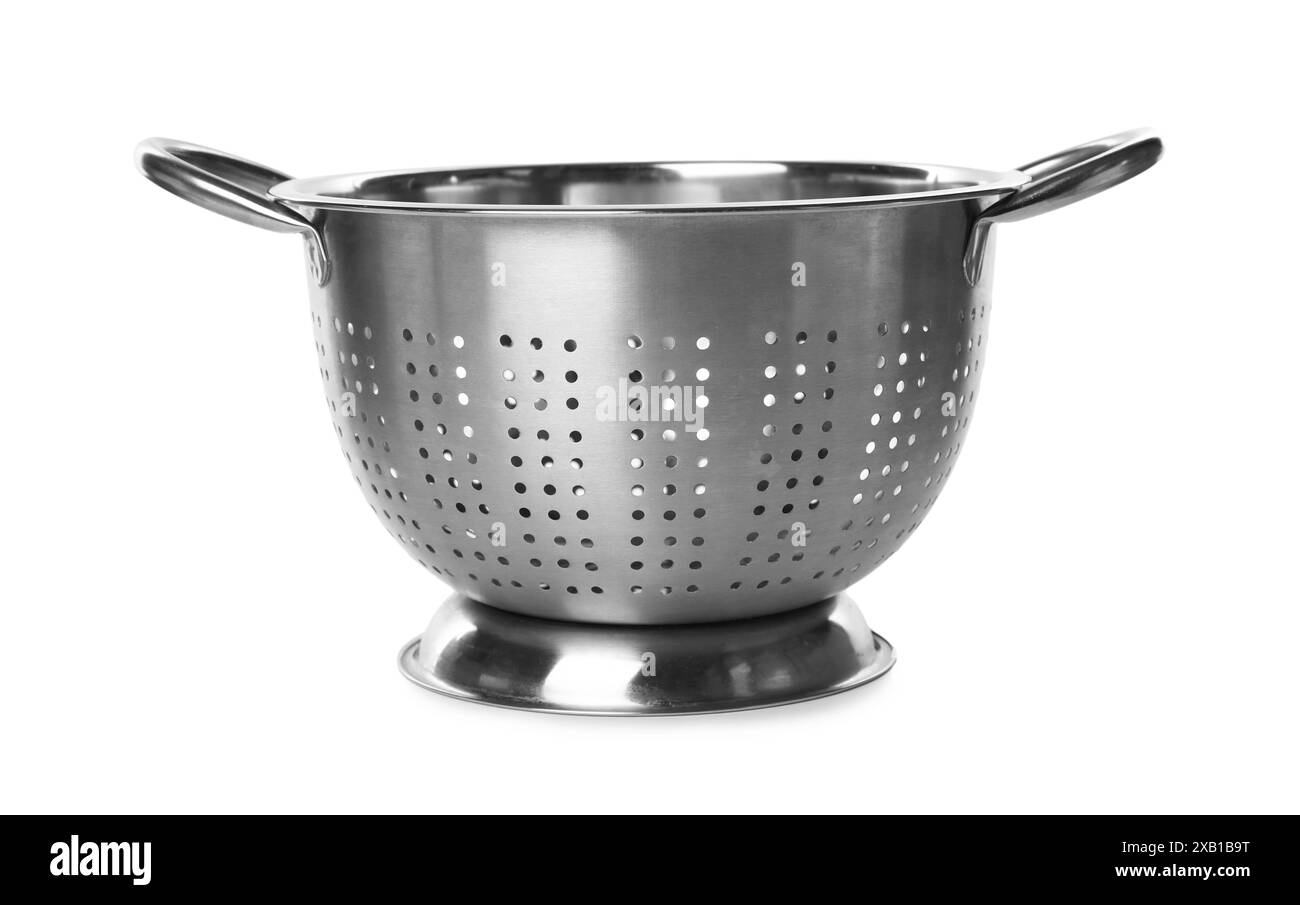 Une passoire métallique isolée sur blanc. Ustensile de cuisson Banque D'Images