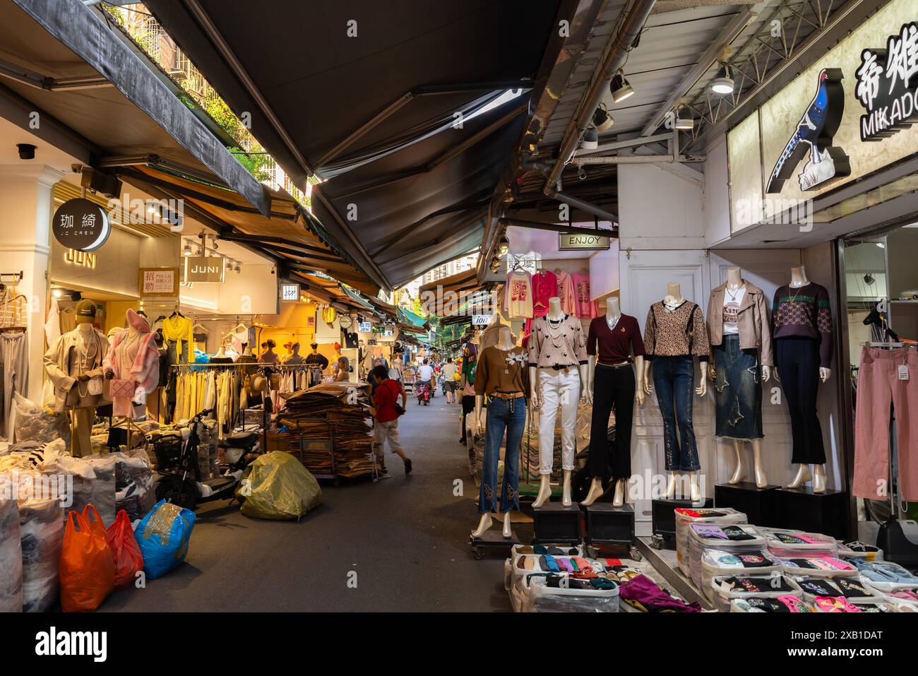 Taipei, Taïwan - 12 octobre 2023 : quartier commerçant de Wufenpu, rue des magasins de vêtements Banque D'Images