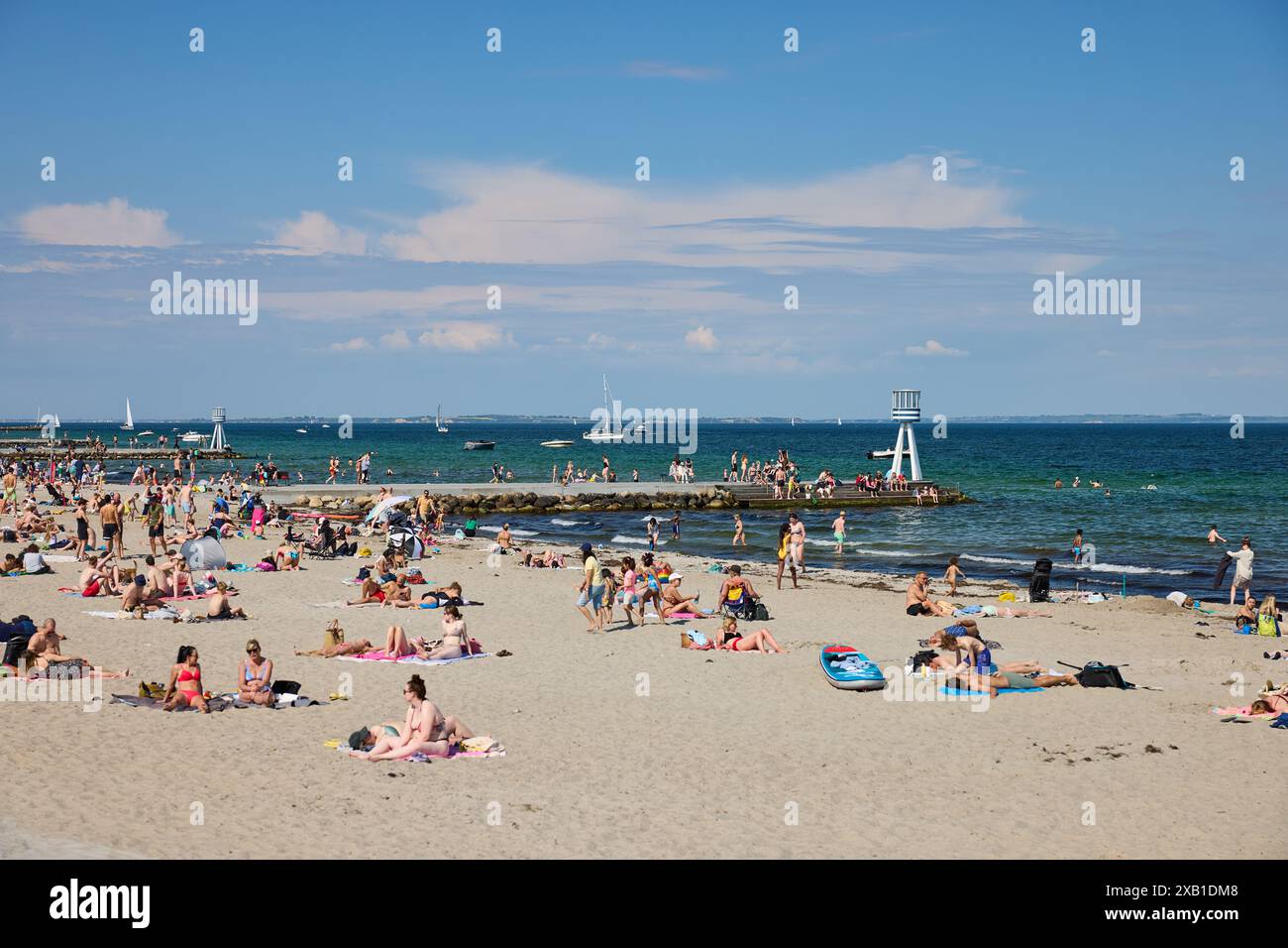 Bellevue Beach (Bellevue Strandbad) ; tours de sauveteur conçues par Arne Jacobsen, 1932, Klampenborg, Danemark Banque D'Images