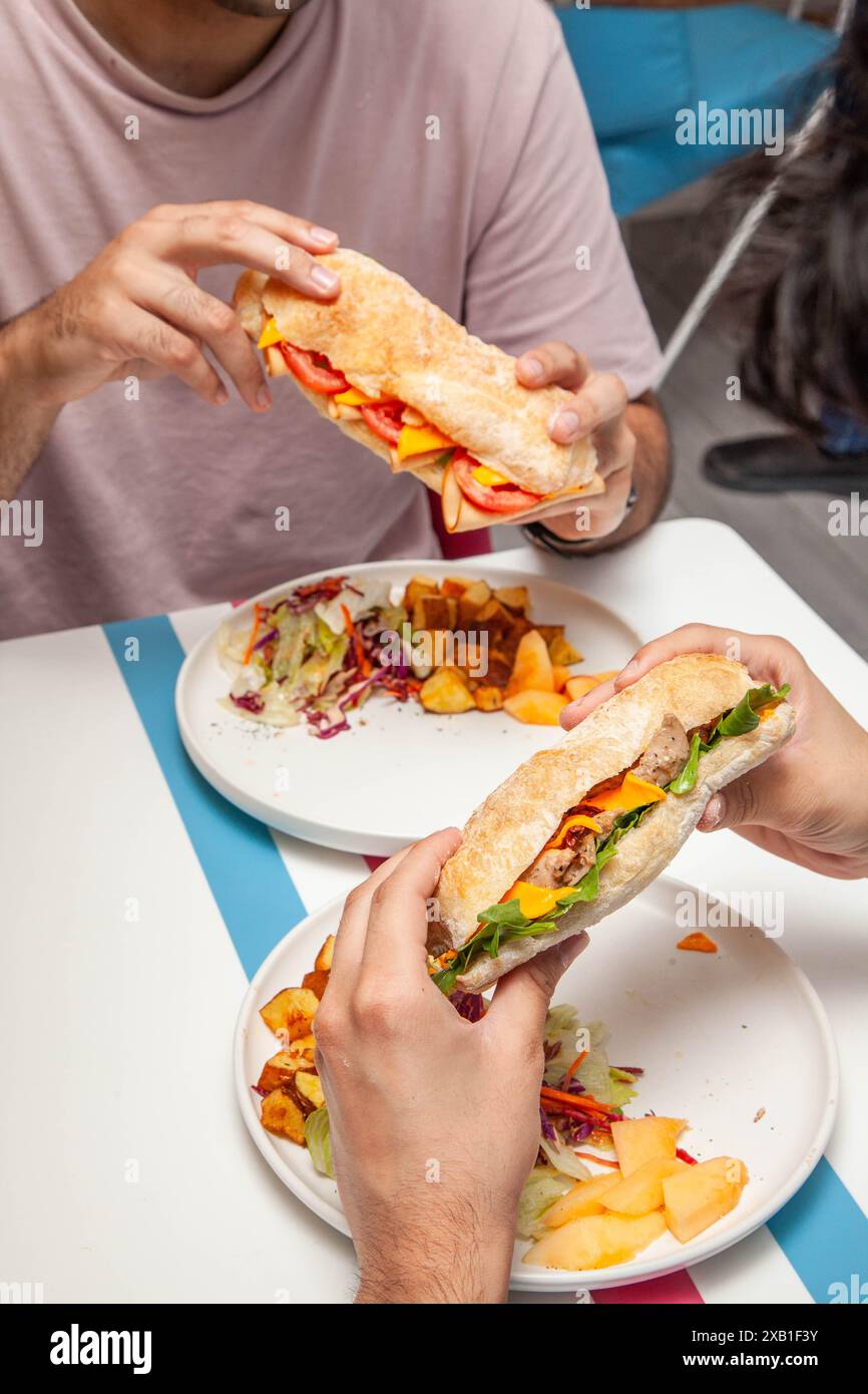 Sandwich brioche croissant pour deux dans un environnement de café. Banque D'Images