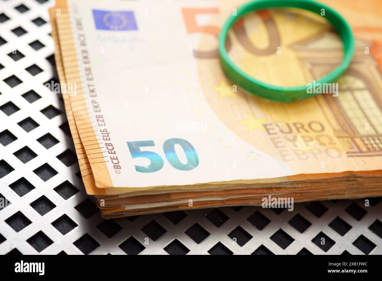 Gros plan de billets de cinquante euros empilés sur une table Banque D'Images