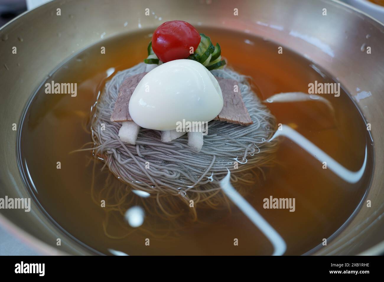 Naengmyeon est un plat de nouilles coréen représentatif, fait avec des ingrédients tels que le sarrasin, et mangé froid. Banque D'Images