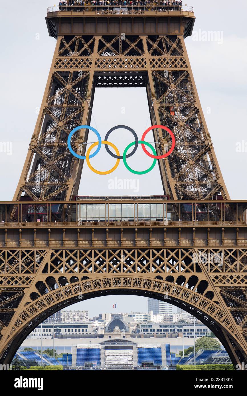 Anneaux olympiques sur la Tour Eiffel. Paris, France. Crédit : Gerard Crossay/Alamy Stock photo Banque D'Images