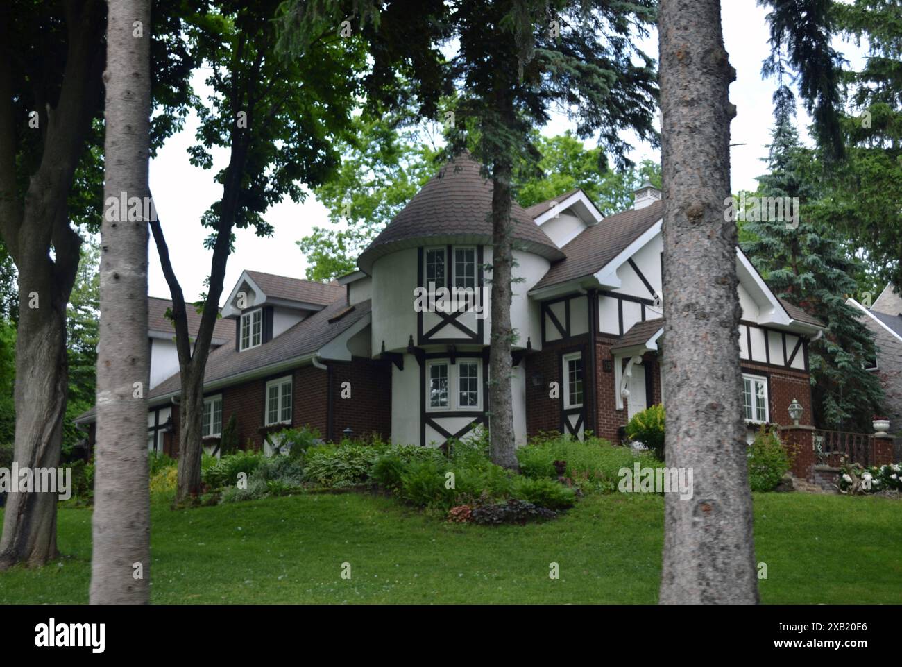 Ottawa, Canada, 14 juin 2023 : une demeure ancestrale située au milieu d'un jardin bien établi à Ottawa, Canada, 14 juin 2023 Banque D'Images