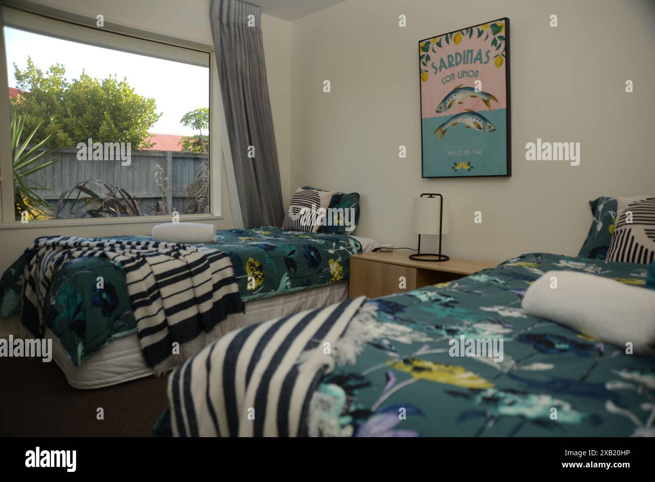 CHRISTCHURCH, NOUVELLE-ZÉLANDE, 27 FÉVRIER 2023 : intérieur d'une chambre moderne avec deux lits simples, chevets et design intérieur élégant. Banque D'Images