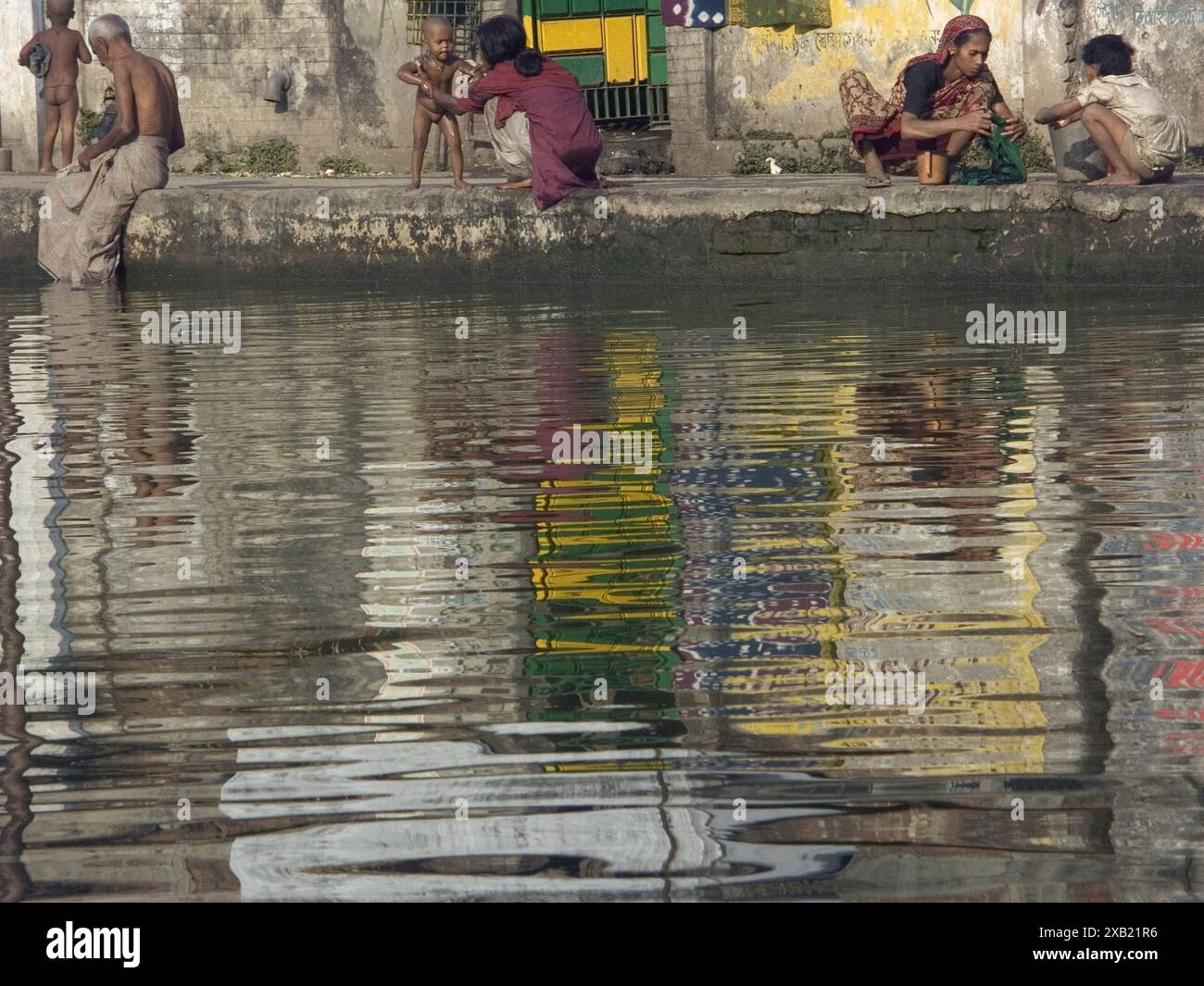 Lac est aussi un bain public, Dacca, Bangladesh. Banque D'Images