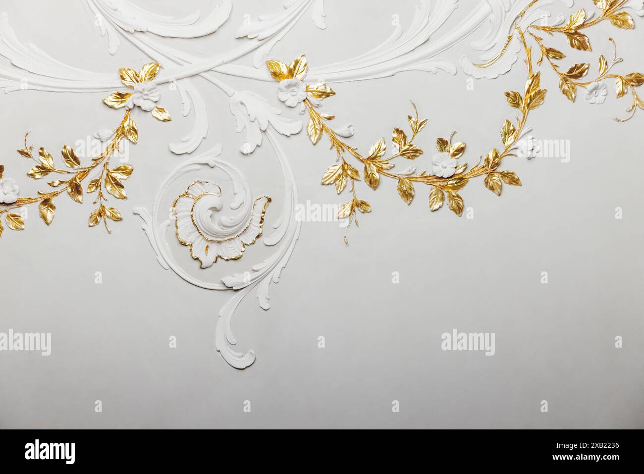 Détails intérieurs de luxe classiques, plafond avec des détails de décoration blancs et dorés Banque D'Images