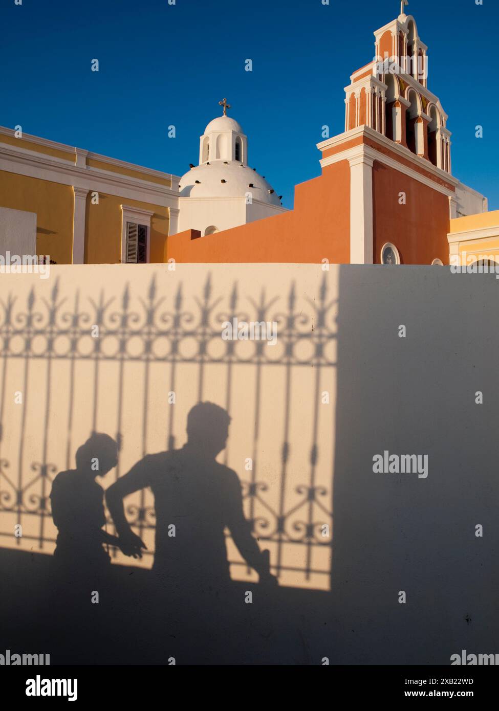 Ombres des touristes comme ils marchent / photographient à Fira, Santorin, Grèce Banque D'Images
