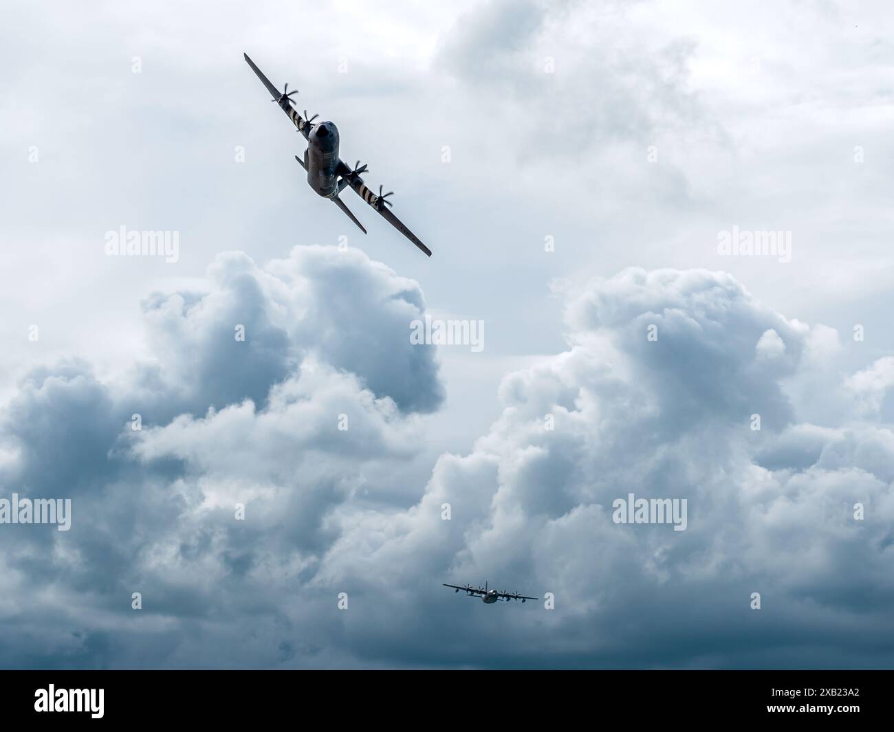 Normandie, France - 6 juin 2024 : avion rayé C-130 Hercules Lockheed de la Force aérienne des États-Unis dans le ciel pendant le 80e anniversaire du jour J. Banque D'Images