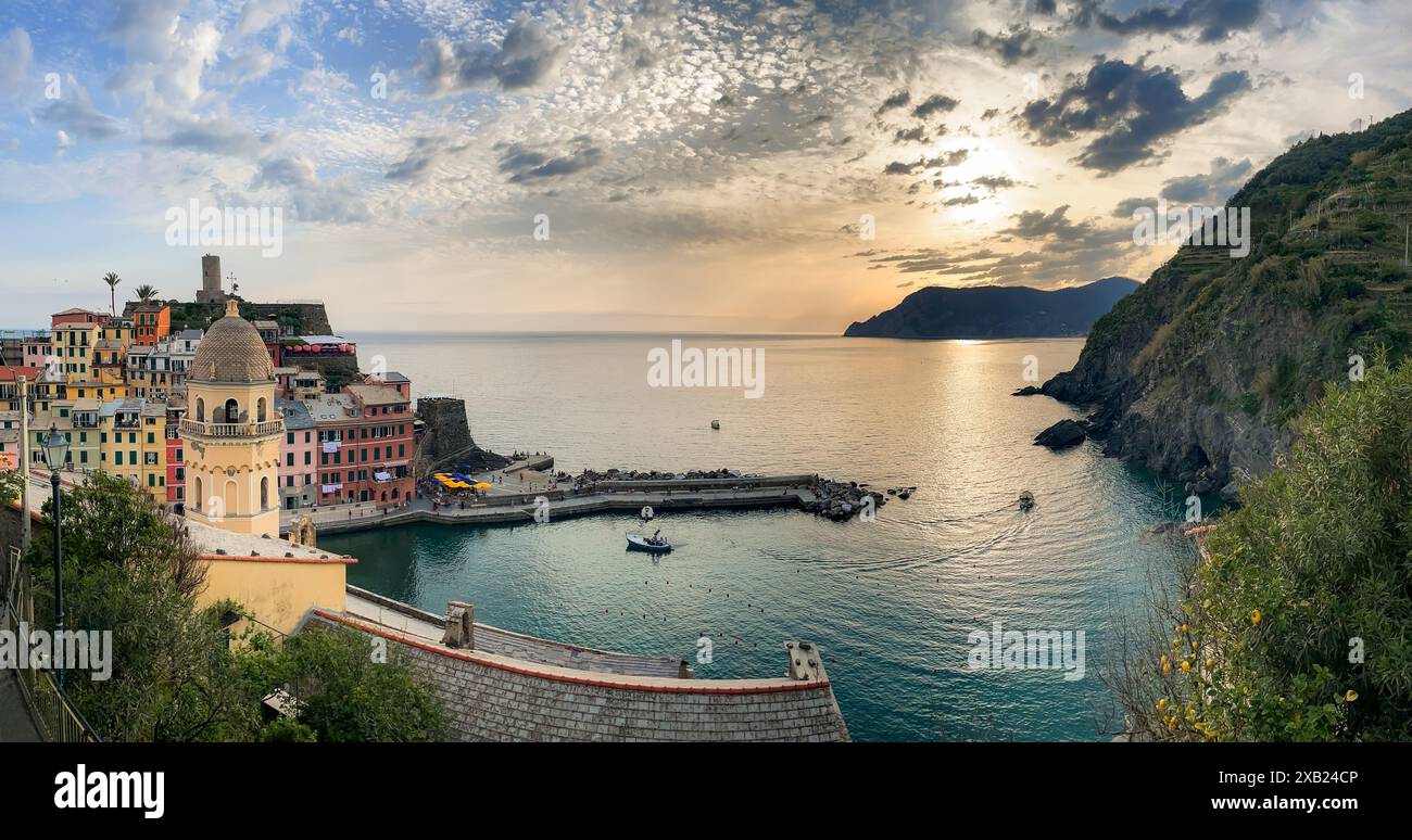 Pittoresque village côtier de Vernazza, Cinque Terre au coucher du soleil. Banque D'Images