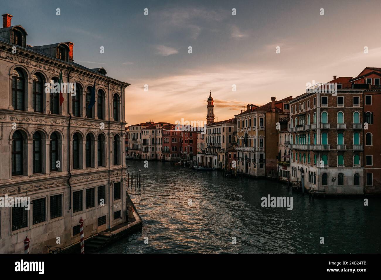 Vue des bâtiments bordant le Grand canal à Venise, Italie. Banque D'Images