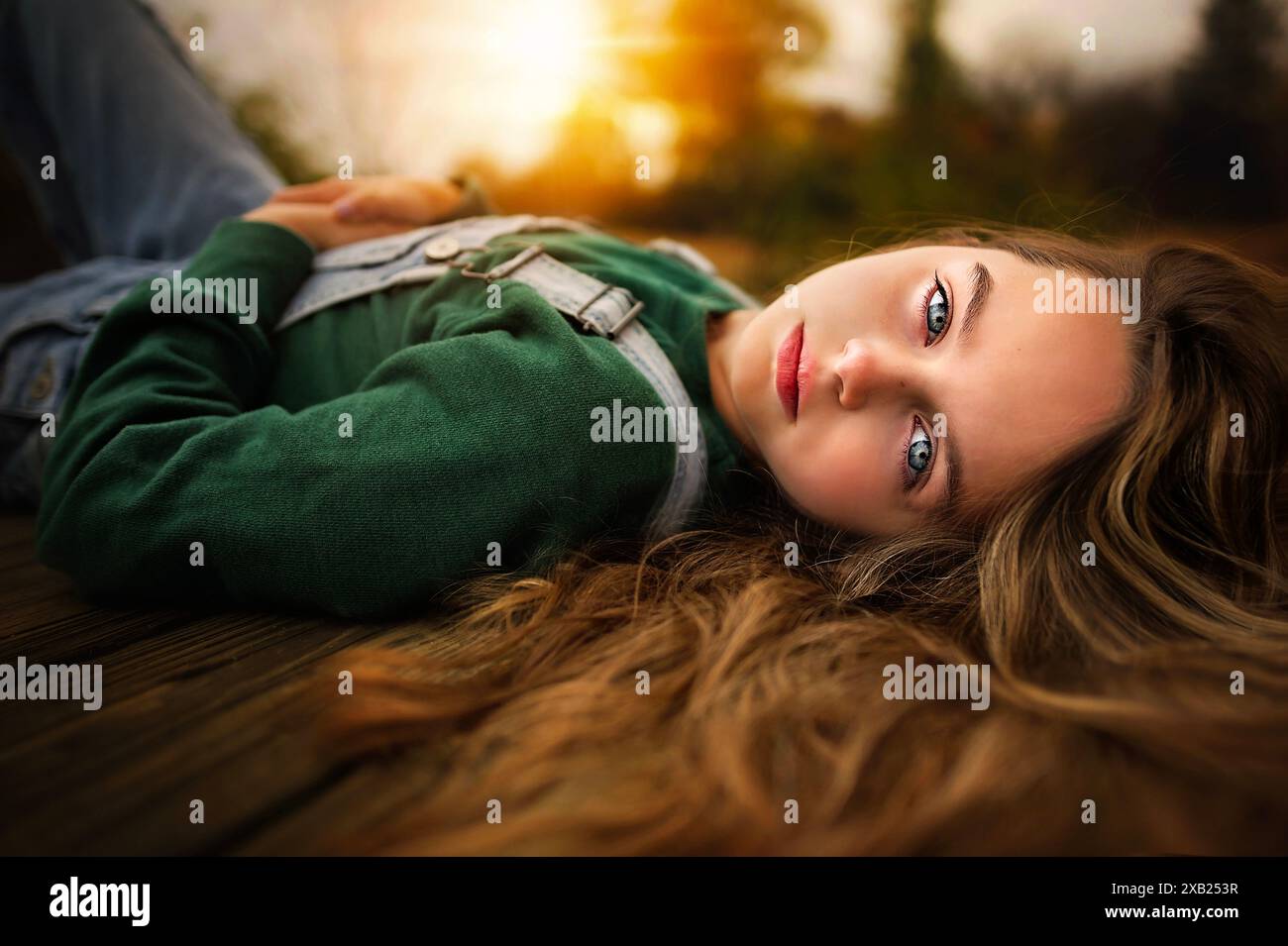 Portrait rapproché belle jeune fille yeux bleus cheveux blonds Banque D'Images