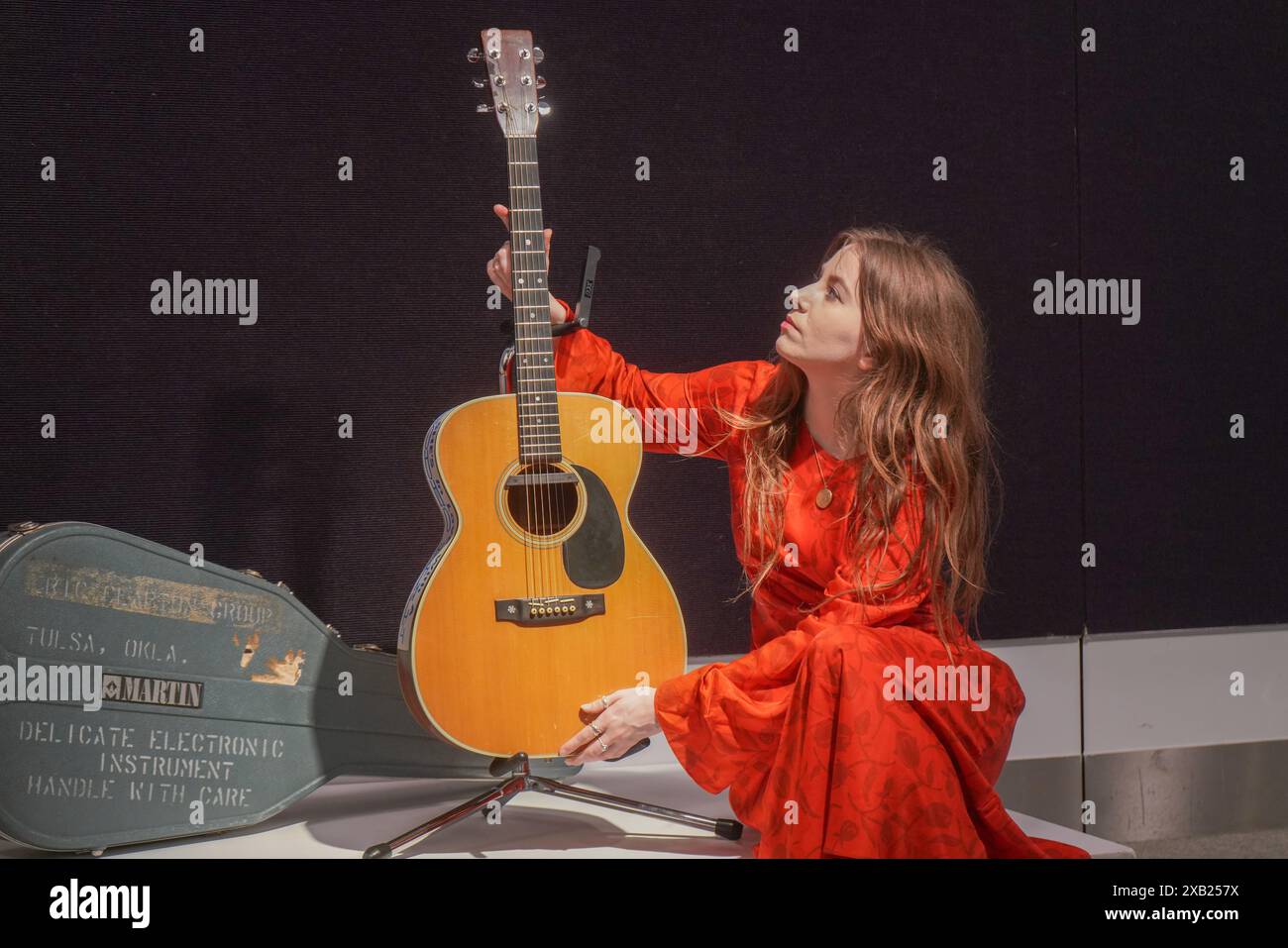 Londres, Royaume-Uni. 10 juin 2024. An Eric Clapton : The Martin 000-28 Flat-Top guitare acoustique utilisé par Clapton pour composer The Timeless Ballad Wonderful Tonight, His Love Song to Pattie Boyd, 1974. (Estimation:) £300 000 - £400,000. L'avant-première de Bonhams Rock Pop et vente de films. La vente a lieu le 12 juin à Bonhams Knightsbridge. Credit : amer Ghazzal/Alamy Live News Banque D'Images