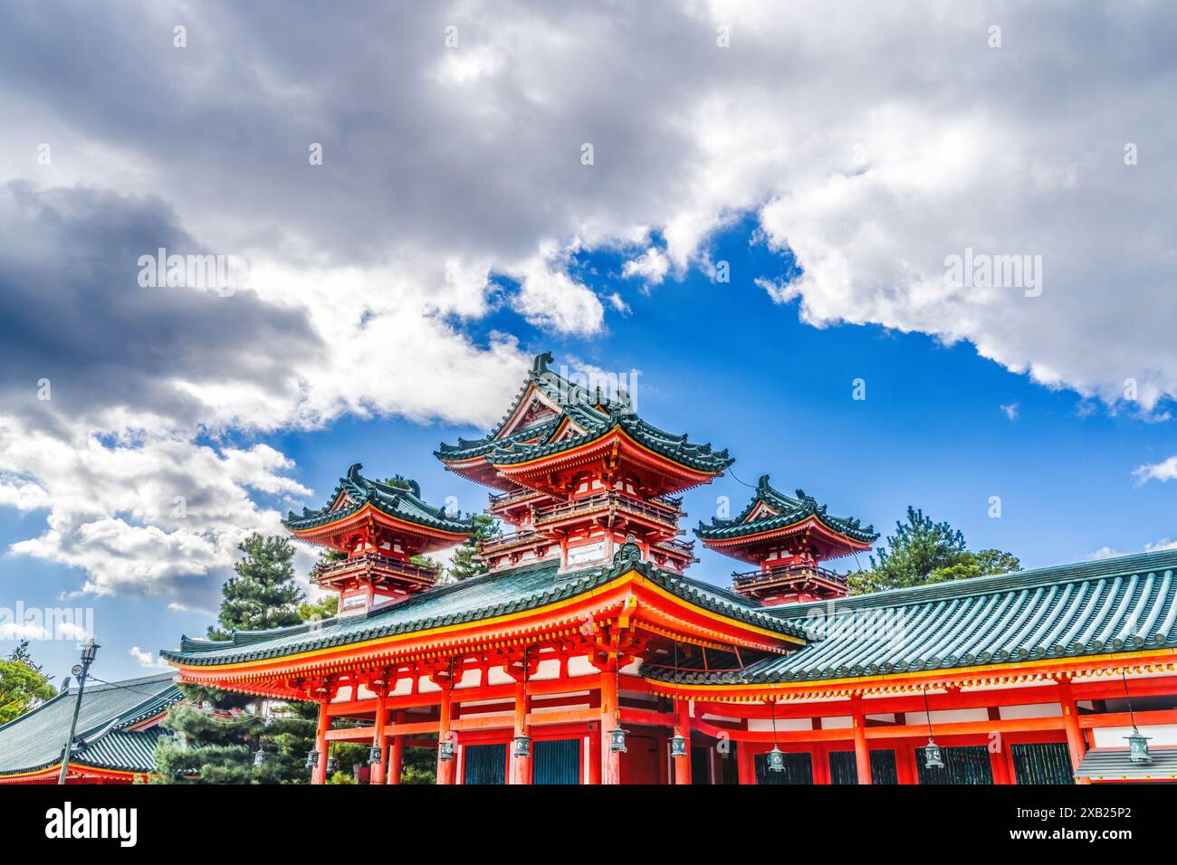Tour de dragon rouge bleu coloré Heian Shinto Shrine Kyoto Japon Banque D'Images
