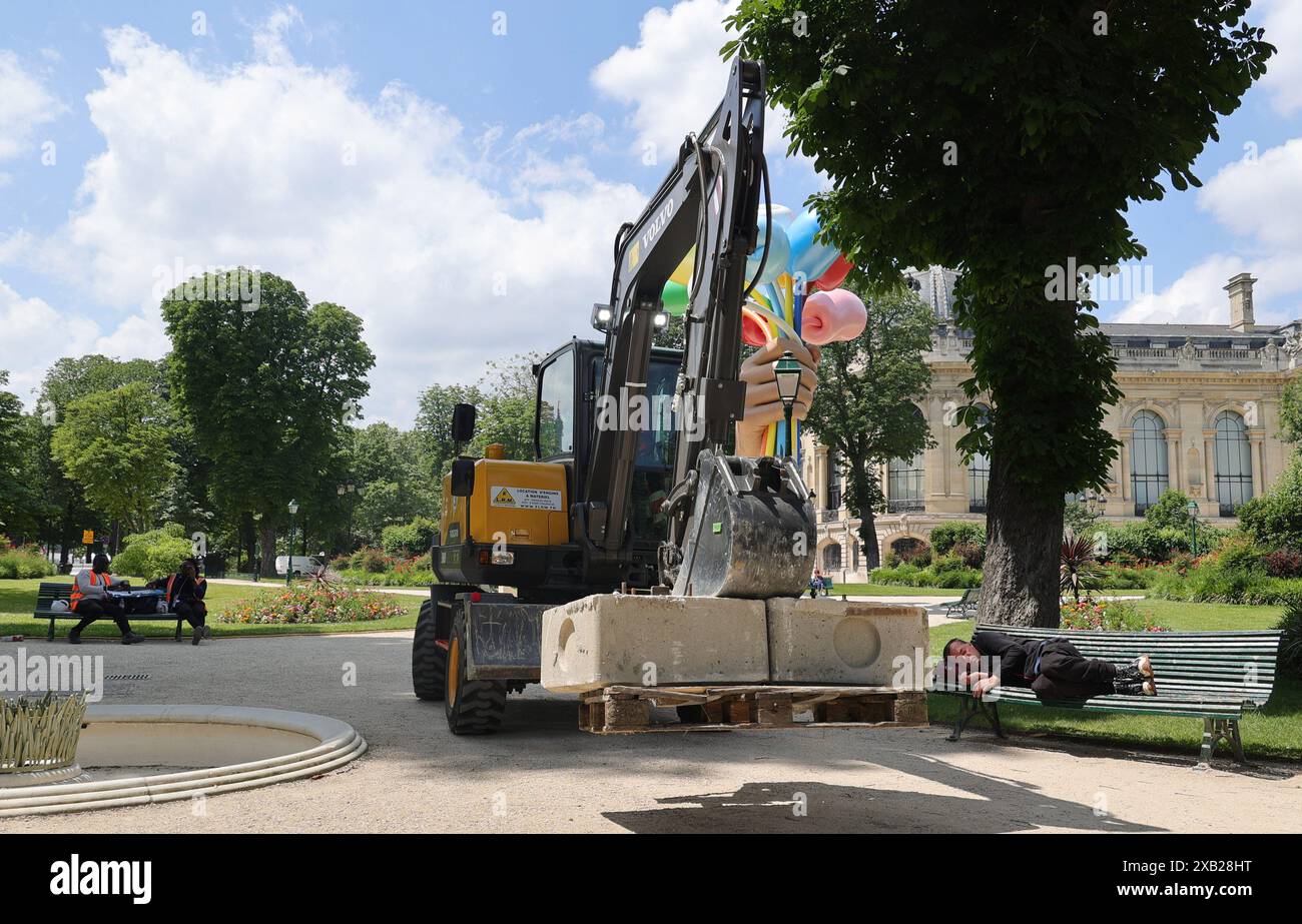 pic spectacles : Tour Eiffel à Paris avec les anneaux olympiques exposés. Alors que la ville se prépare pour les Jeux olympiques avec des fermetures de routes et des nettoyages perturbant Banque D'Images