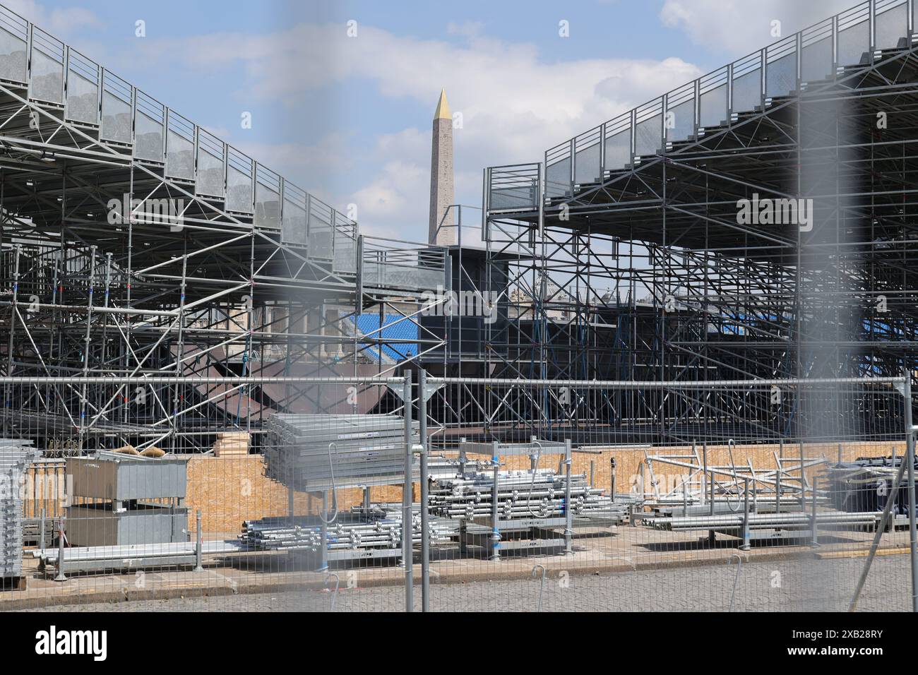 pic Shows : le stade de BMX est en construction sur la place de la Concorde alors que la ville se prépare pour les Jeux olympiques avec des fermetures de routes et des nettoyages perturbant le da Banque D'Images