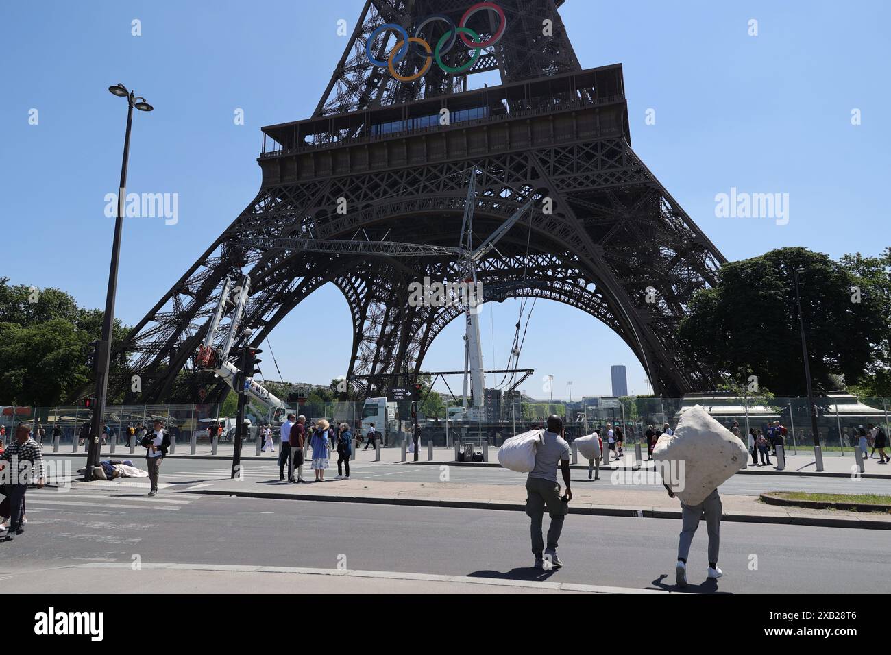 pic Shows : colporteurs devant la Tour Eiffel alors que la ville se prépare pour les Jeux olympiques avec des fermetures de routes et des nettoyages perturbant la vie quotidienne de par Banque D'Images