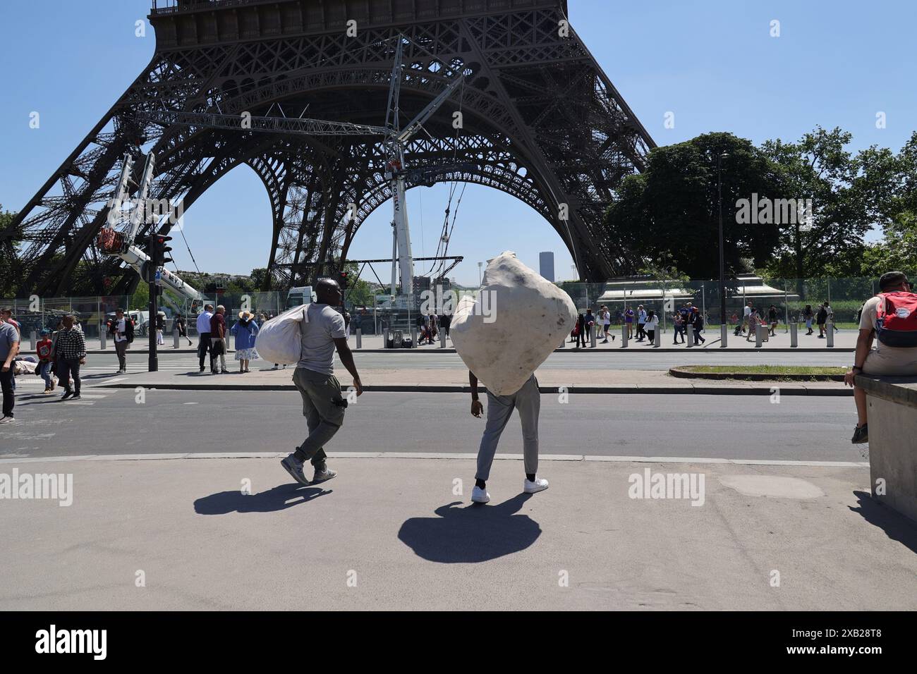 pic Shows : colporteurs devant la Tour Eiffel alors que la ville se prépare pour les Jeux olympiques avec des fermetures de routes et des nettoyages perturbant la vie quotidienne de par Banque D'Images
