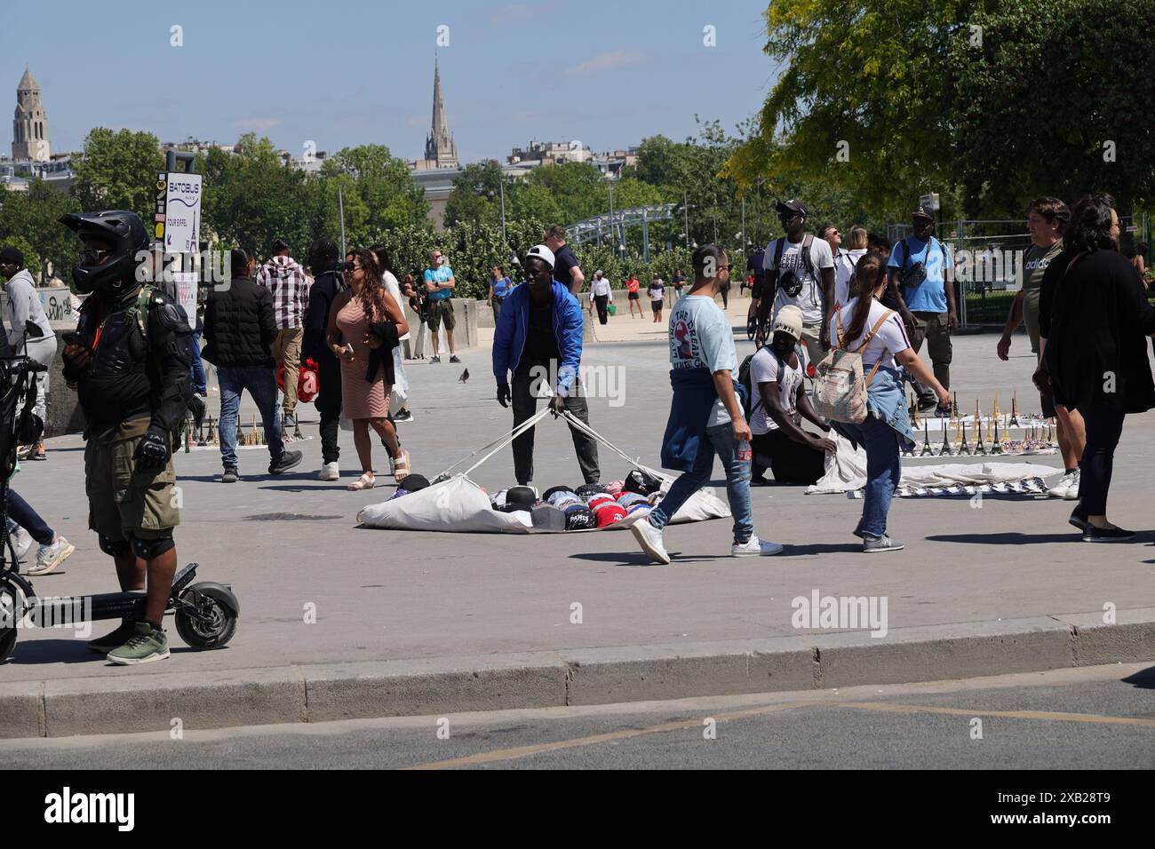 pic Shows : colporteurs devant la Tour Eiffel alors que la ville se prépare pour les Jeux olympiques avec des fermetures de routes et des nettoyages perturbant la vie quotidienne de par Banque D'Images